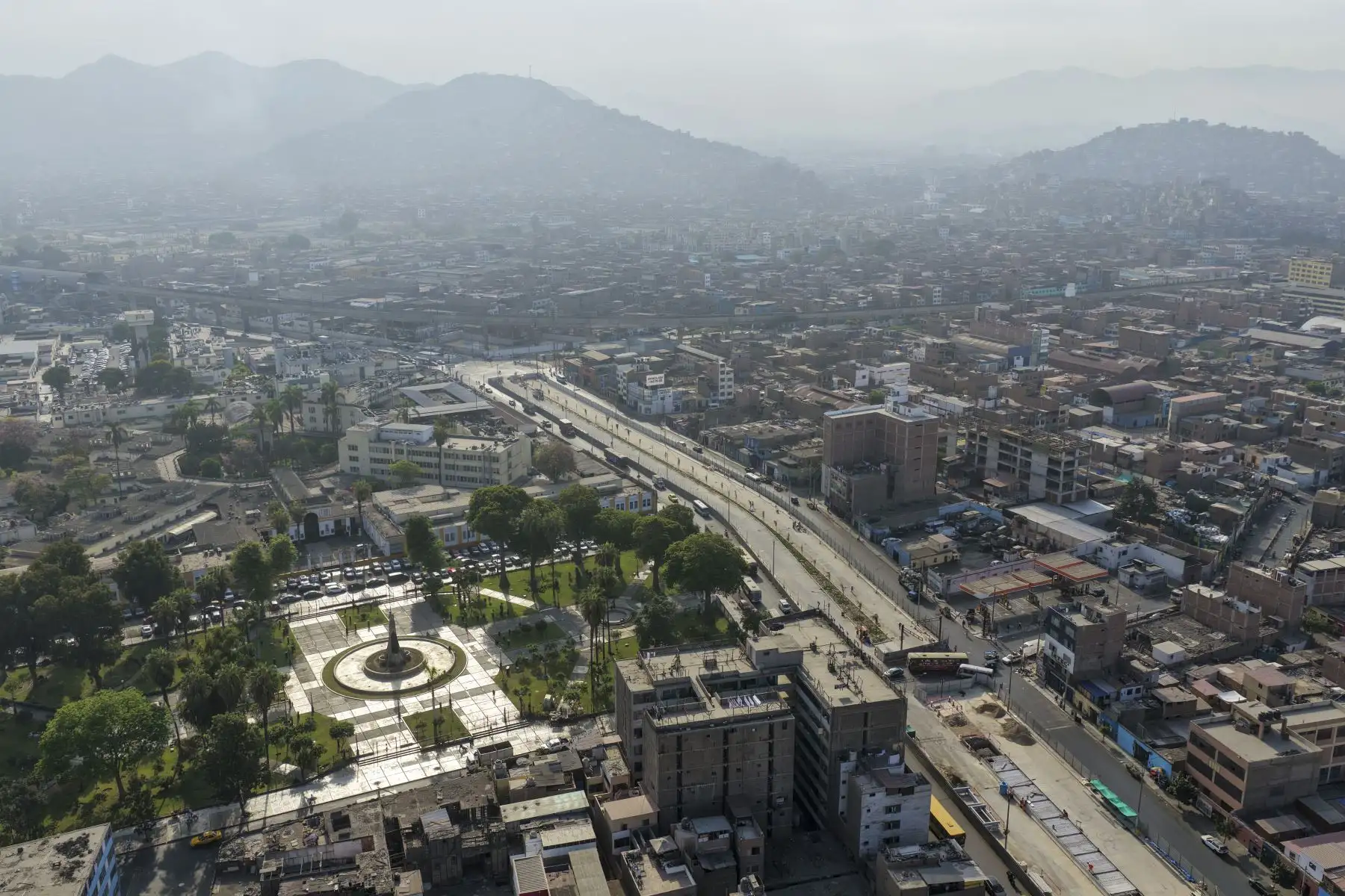 Trabajos de la nueva Vía Expresa que conectará dos de los principales sistemas de transporte público de la ciudad: el Metropolitano y la Línea 1 del Metro de Lima. 

Foto: ANDINA/Juan Carlos Guzmán Negrini