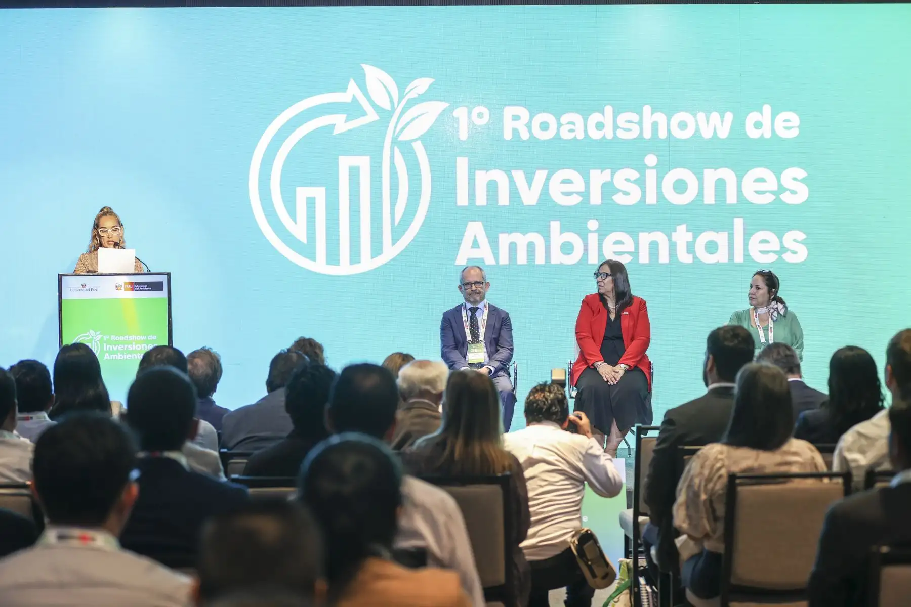 El Ministerio del Ambiente realizó el Primer Roadshow de Inversiones Ambientales, con la participación de la ministra Nelly Paredes. Durante el evento se presentó una cartera de 75 proyectos orientados a infraestructura natural, gestión de residuos sólidos y fiscalización ambiental, iniciativas que impactarán en más de 17 regiones y beneficiarán a cerca de 10 millones de personas, impulsando la inversión sostenible y el desarrollo del país. Foto: ANDINA/Jhonel Rodríguez Robles
