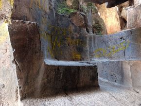 Un grave atentado cultural se registró en Cusco. Desconocidos realizaron pintas con aerosol amarillo en la Huaca Cheqtaqaqa, ubicada en la zona este de la ciudad del Cusco, en la ruta al parque arqueológico de Sacsayhuamán. ANDINA/Percy Hurtado