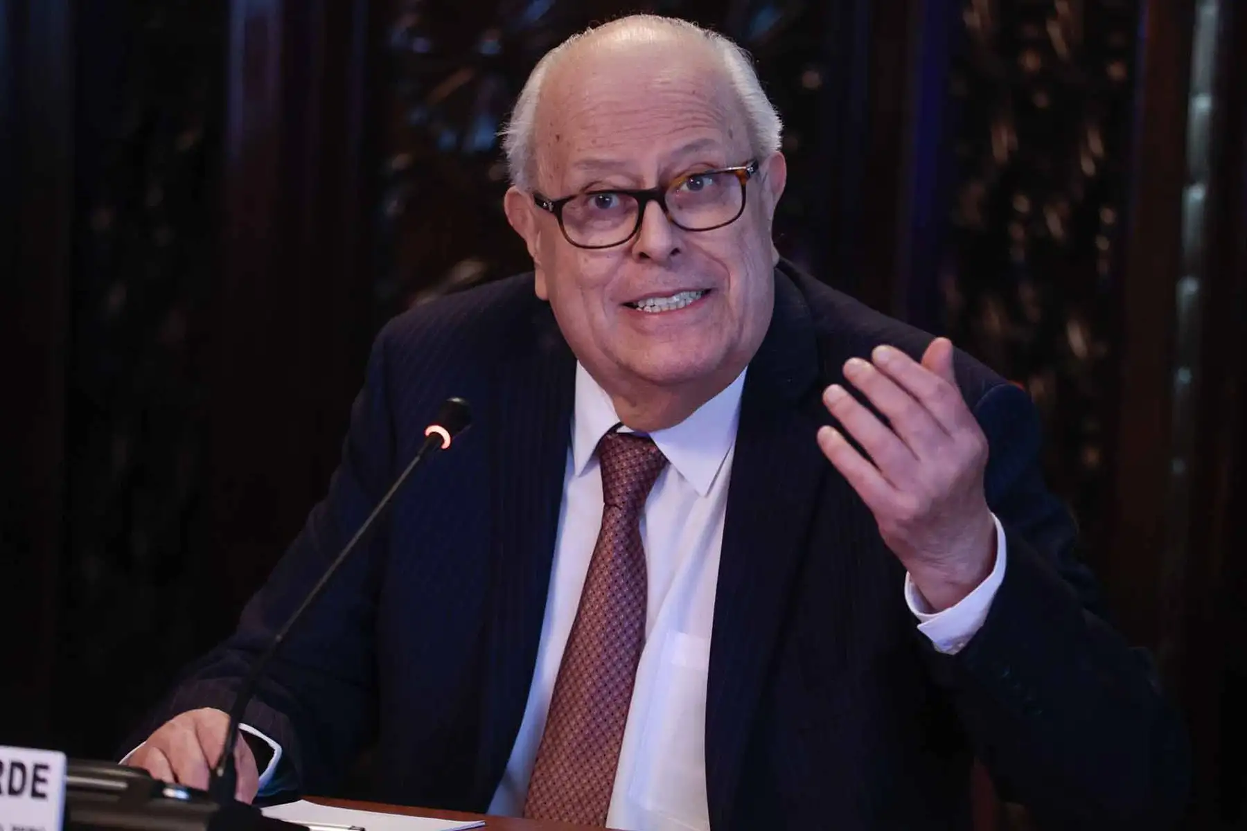 Julio Velarde destaca estabilidad de precios tras recibir condecoración El Sol del Perú