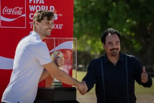 Fernando Llorente y Hugo Sánchez junto a la Copa Mundial de la FIFA. Foto: AFP.