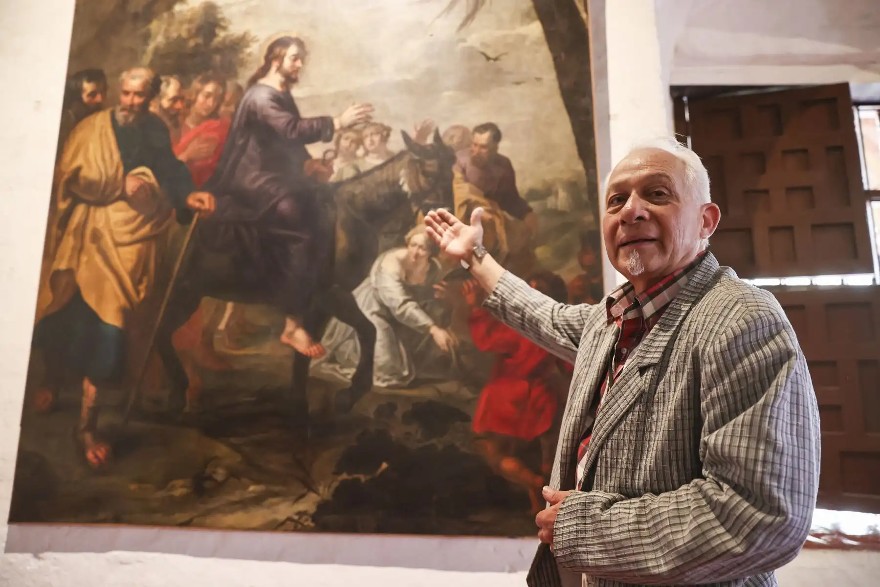Cayetano Villavicencio, historiador y curador del museo convento San Francisco y Catacumbas, mostrando óleos del taller del pintor flamenco Peter Paul Rubens, del siglo XVII. Foto: ANDINA / Juan Carlos Guzmán Negrini