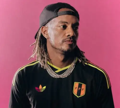 André Carrillo fue el elegido para presentar la nueva camiseta alterna de Perú. Foto: Adidas.