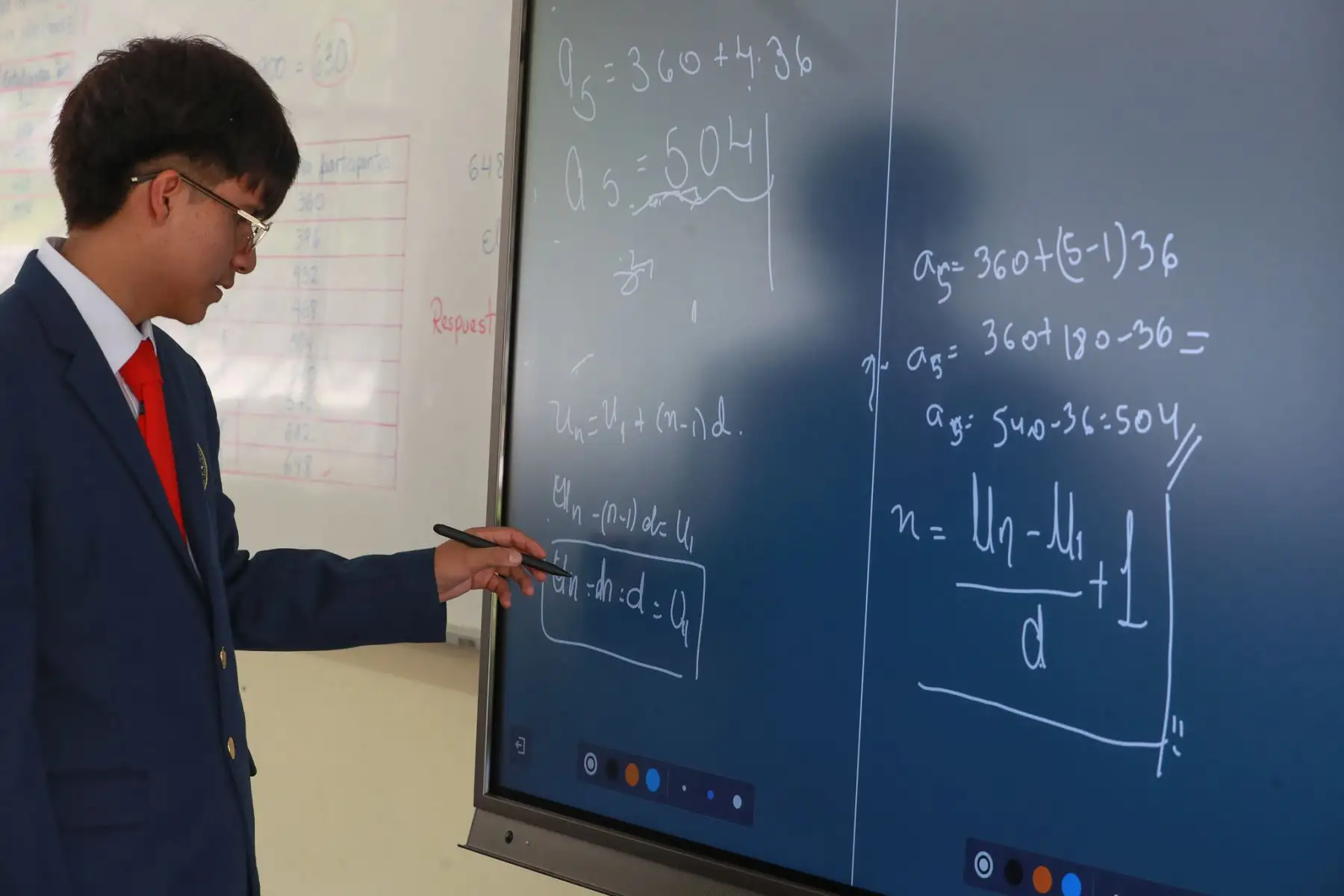 En el COAR Lima, el uso de la inteligencia artificial ya se incorpora en sesiones de matemáticas, apoyado con pizarras interactivas y ordenadores, mientras los estudiantes participan en concursos nacionales e internacionales como la ONEM y otras competencias científicas.  Foto: ANDINA/ Verónica Calderón Zuñiga