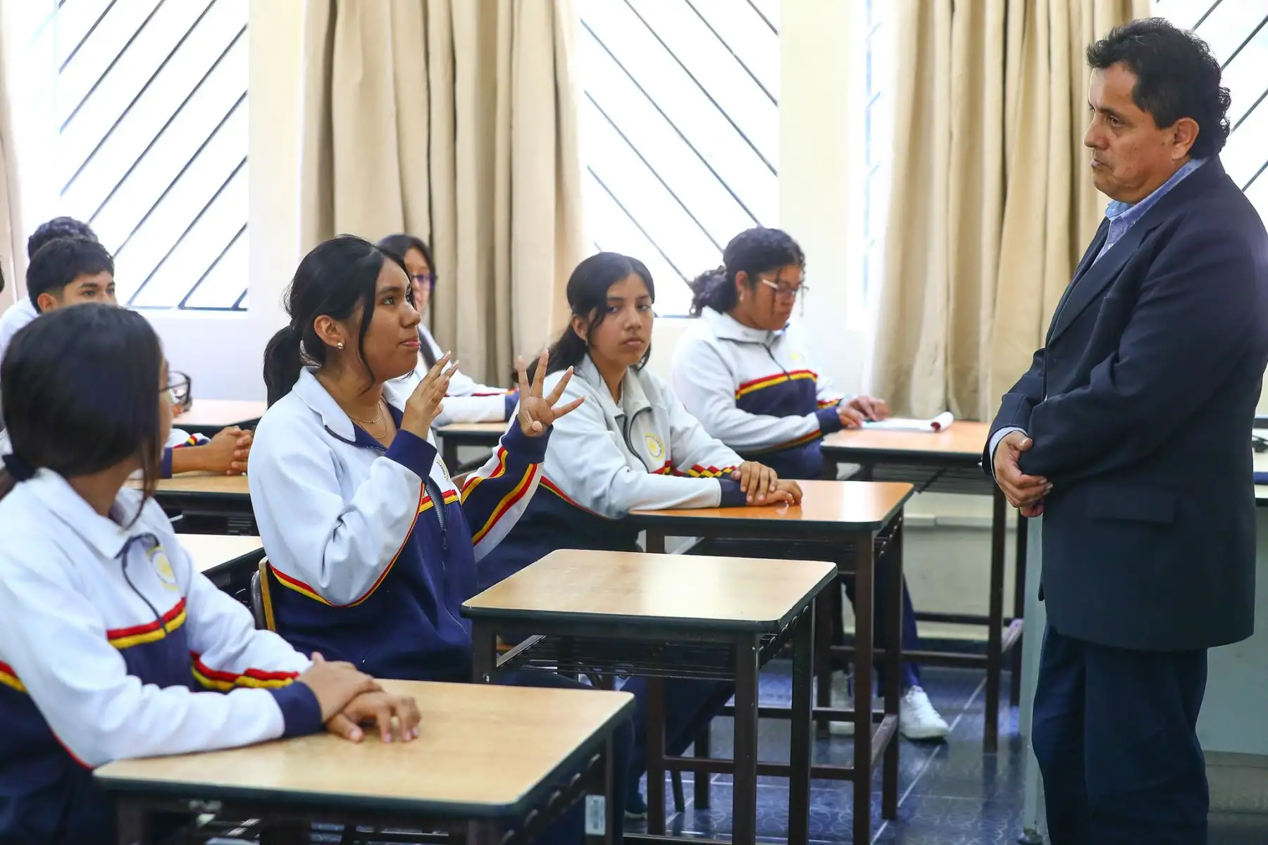 Además, el día escolar alcanza 11 horas, con rutinas estrictas de horarios, talleres de investigación y cursos intensivos de inglés, que permiten certificarse en niveles Cambridge B2 y C1.  Foto: ANDINA/ Verónica Calderón Zuñiga