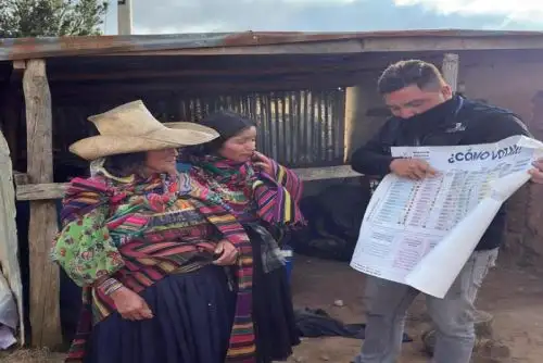 Se ha desplegado personal capacitado con dominio del idioma quechua, entre capacitadores electorales y coordinadores de centros poblados, garantizando una atención adecuada durante la jornada.