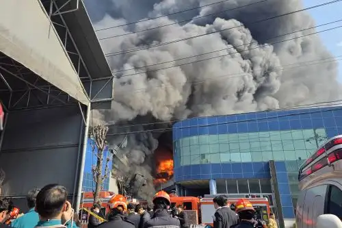 Una densa columna de humo se eleva tras un incendio en una fábrica de autopartes en Daejeon el 20 de marzo de 2026. Foto: AFP