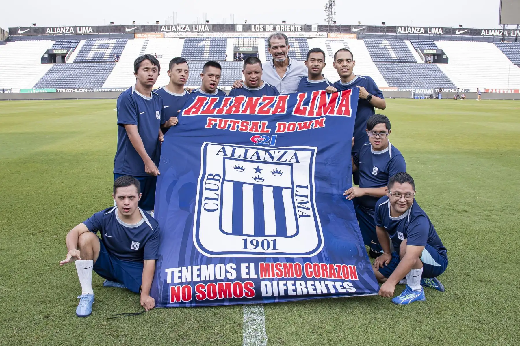 El equipo de Futsal Down de Alianza Lima no solo representa una disciplina deportiva, sino una herramienta de transformación social y orgullo para la institución íntima. Foto:Club Alianza Lima