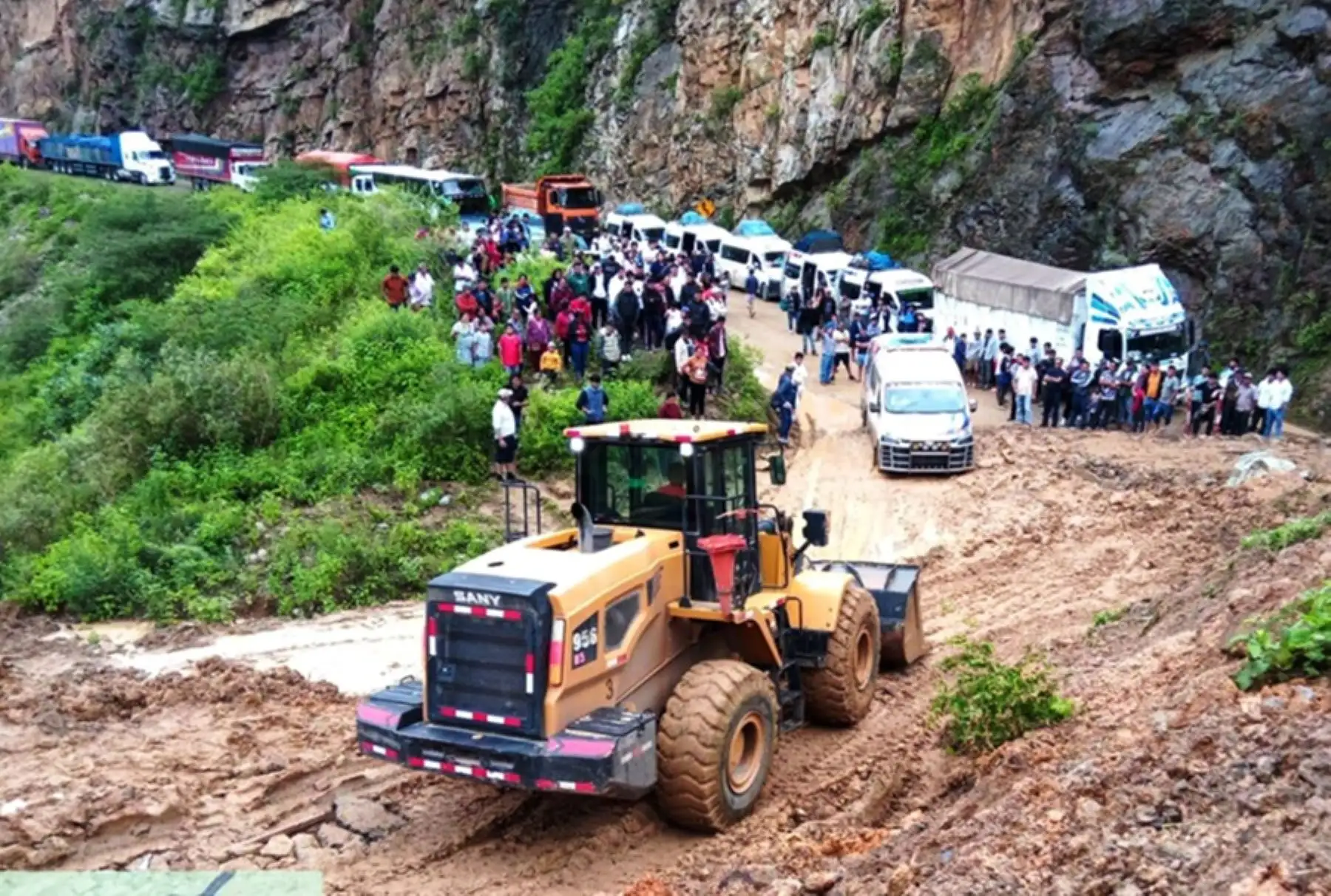 Lluvias y protestas interrumpen y restringen tránsito en diversas carreteras del país