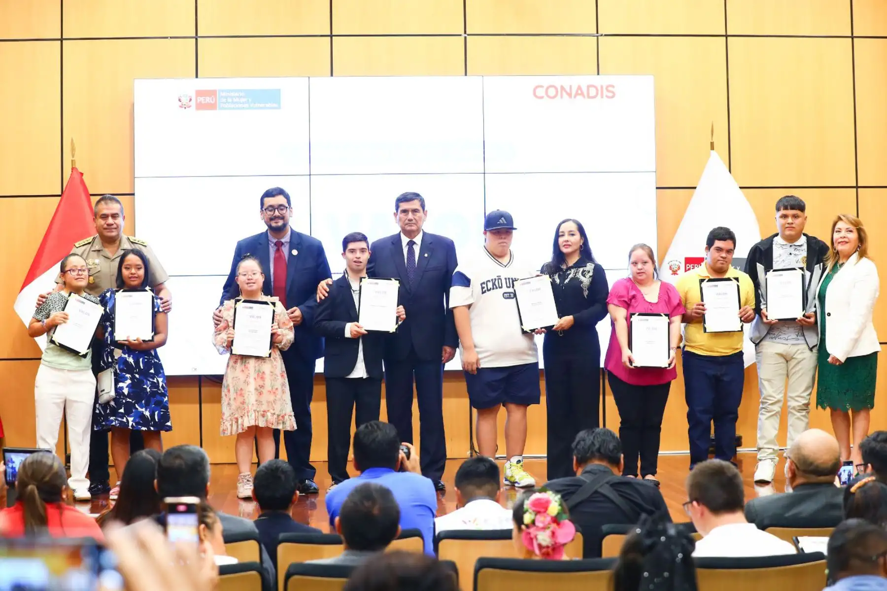 Autoridades del Ejecutivo se suman al reconocimiento por el Día Mundial del Síndrome de Down. El premier Luis Arroyo, el ministro de Comercio Exterior y Turismo y el comandante general de la PNP, Óscar Arriola, participan en la ceremonia que destaca el talento y la trayectoria de líderes con síndrome de Down en el país.
Fotos:ANDINA/Verónica Calderón Zúñiga