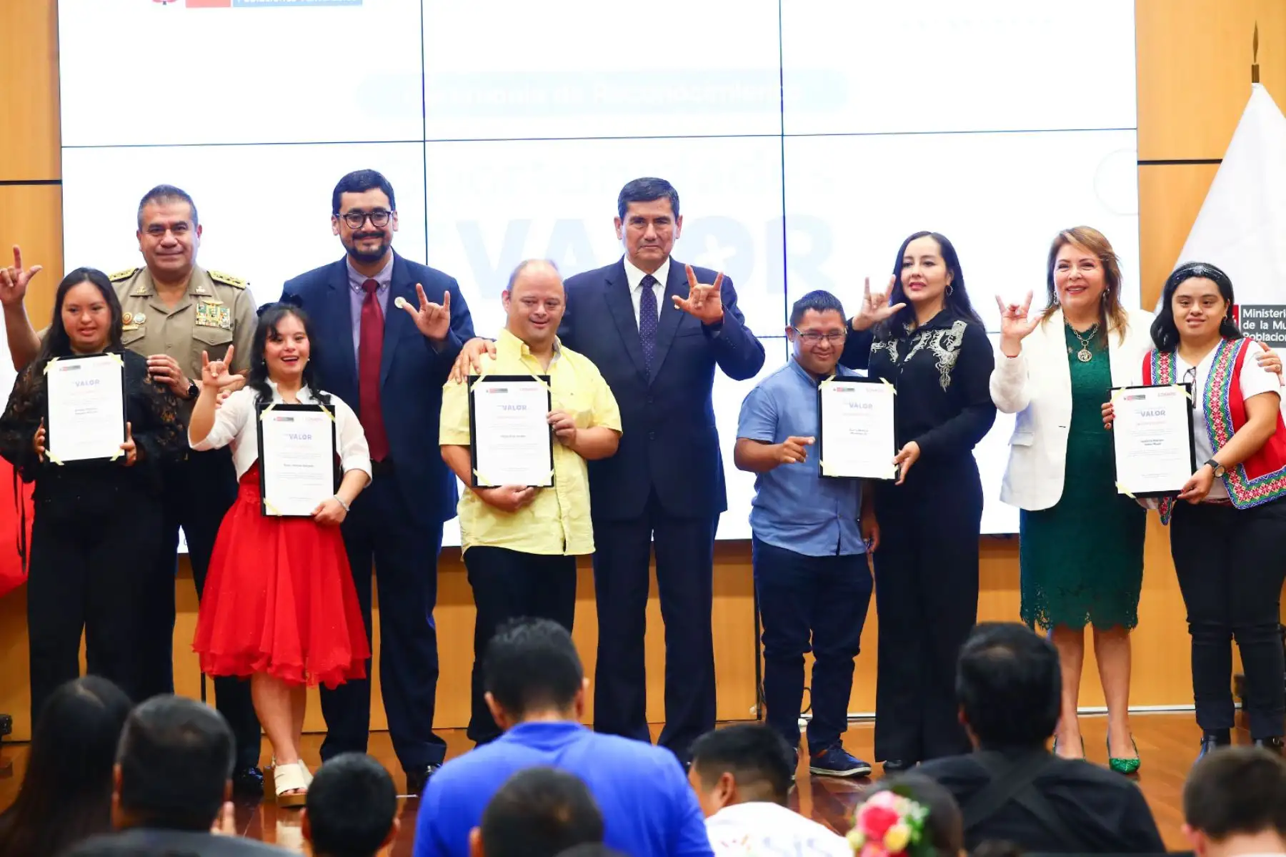 Autoridades del Ejecutivo se suman al reconocimiento por el Día Mundial del Síndrome de Down. El premier Luis Arroyo, el ministro de Comercio Exterior y Turismo y el comandante general de la PNP, Óscar Arriola, participan en la ceremonia que destaca el talento y la trayectoria de líderes con síndrome de Down en el país.
Fotos:ANDINA/Verónica Calderón Zúñiga
