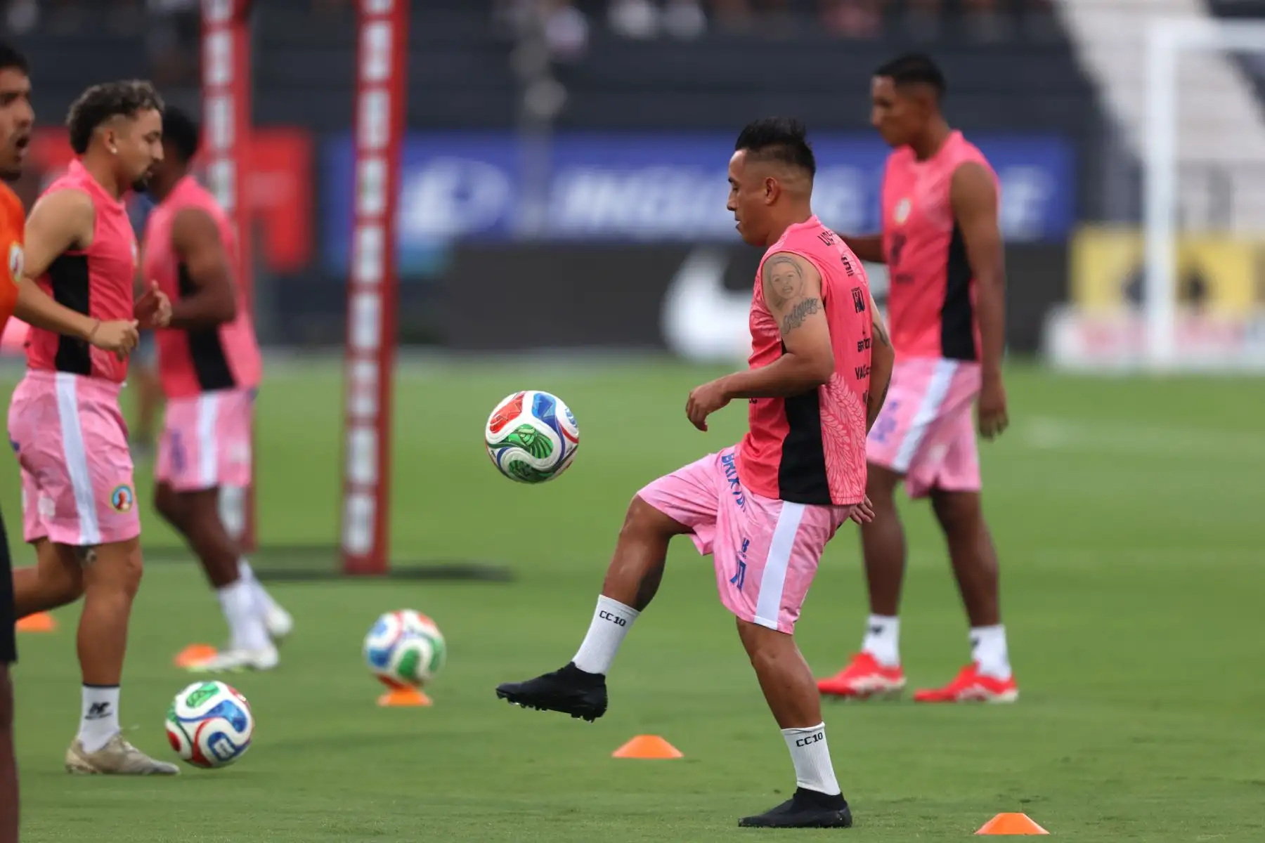 En medio de gran expectativa, hinchas blanquiazules se congregan en el Estadio Alejandro Villanueva a la espera del inicio del partido entre Alianza Lima y Juan Pablo II, correspondiente a la fecha 8 del Torneo Apertura de la Liga 1. Con cánticos y banderas, la afición íntima vive la previa con entusiasmo, confiando en un resultado favorable para su equipo. 
Foto: ANDINA/Jhonel Rodríguez Robles