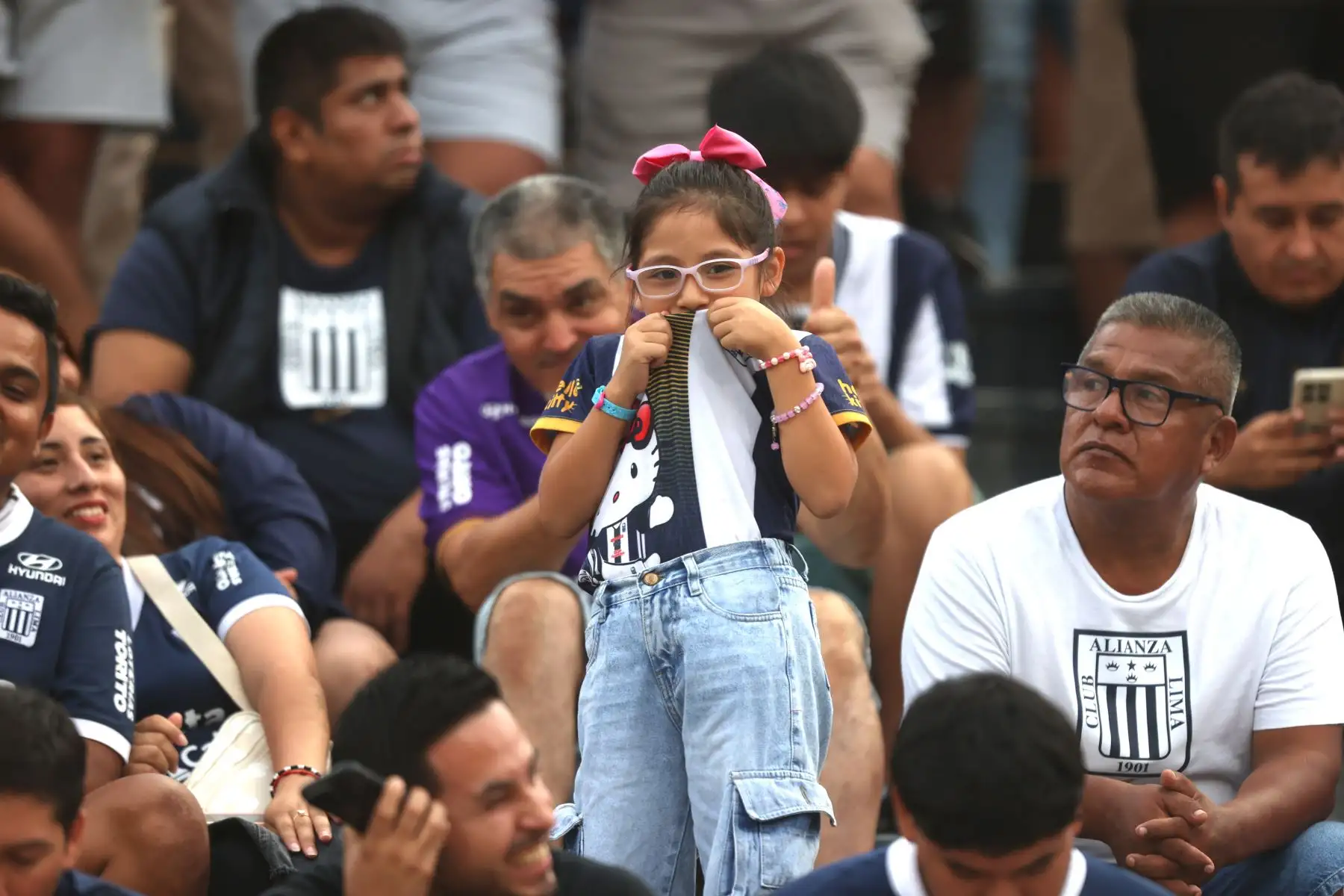 En medio de gran expectativa, hinchas blanquiazules se congregan en el Estadio Alejandro Villanueva a la espera del inicio del partido entre Alianza Lima y Juan Pablo II, correspondiente a la fecha 8 del Torneo Apertura de la Liga 1. Con cánticos y banderas, la afición íntima vive la previa con entusiasmo, confiando en un resultado favorable para su equipo. 
Foto: ANDINA/Jhonel Rodríguez Robles