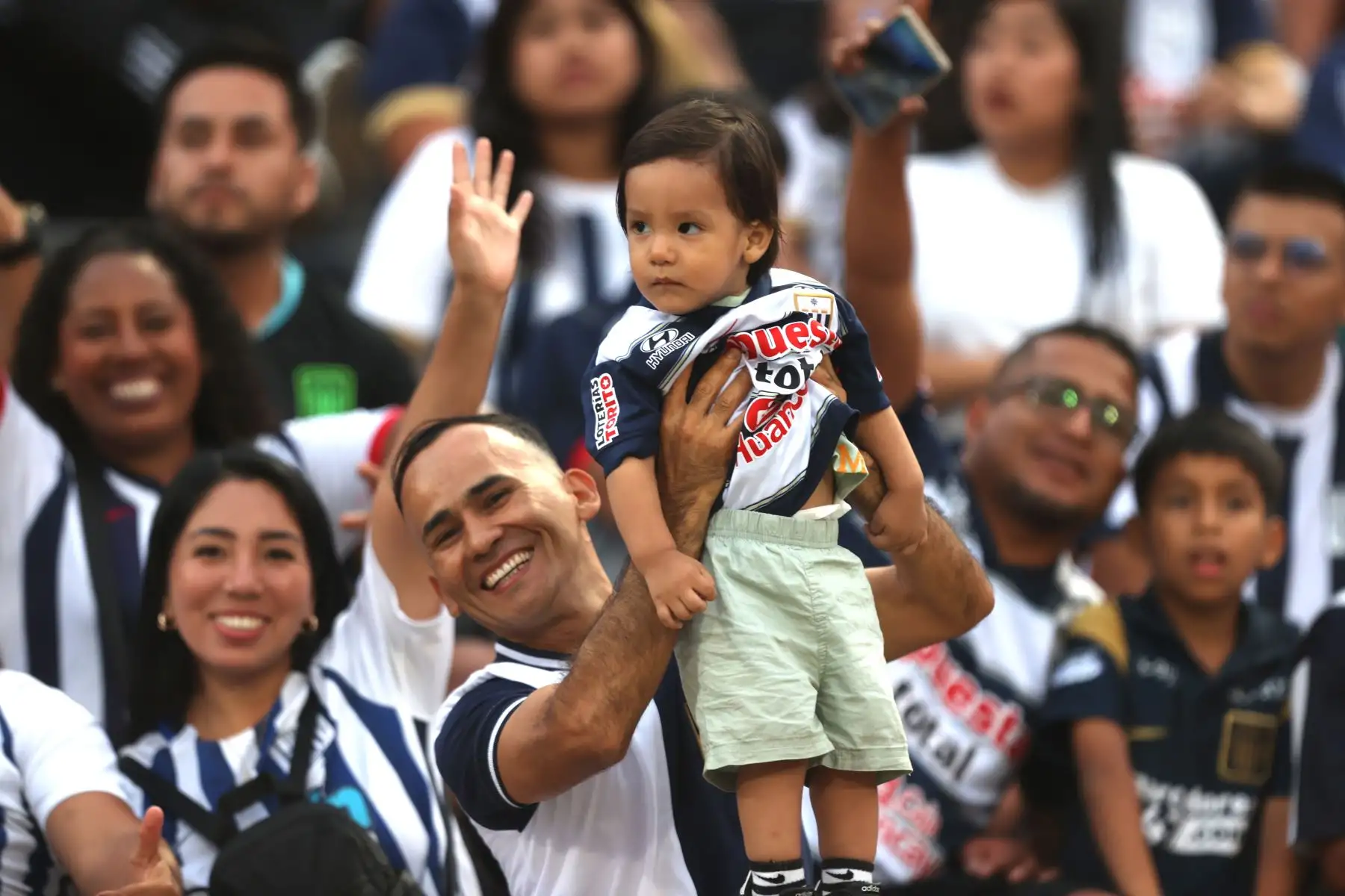 En medio de gran expectativa, hinchas blanquiazules se congregan en el Estadio Alejandro Villanueva a la espera del inicio del partido entre Alianza Lima y Juan Pablo II, correspondiente a la fecha 8 del Torneo Apertura de la Liga 1. Con cánticos y banderas, la afición íntima vive la previa con entusiasmo, confiando en un resultado favorable para su equipo. 
Foto: ANDINA/Jhonel Rodríguez Robles