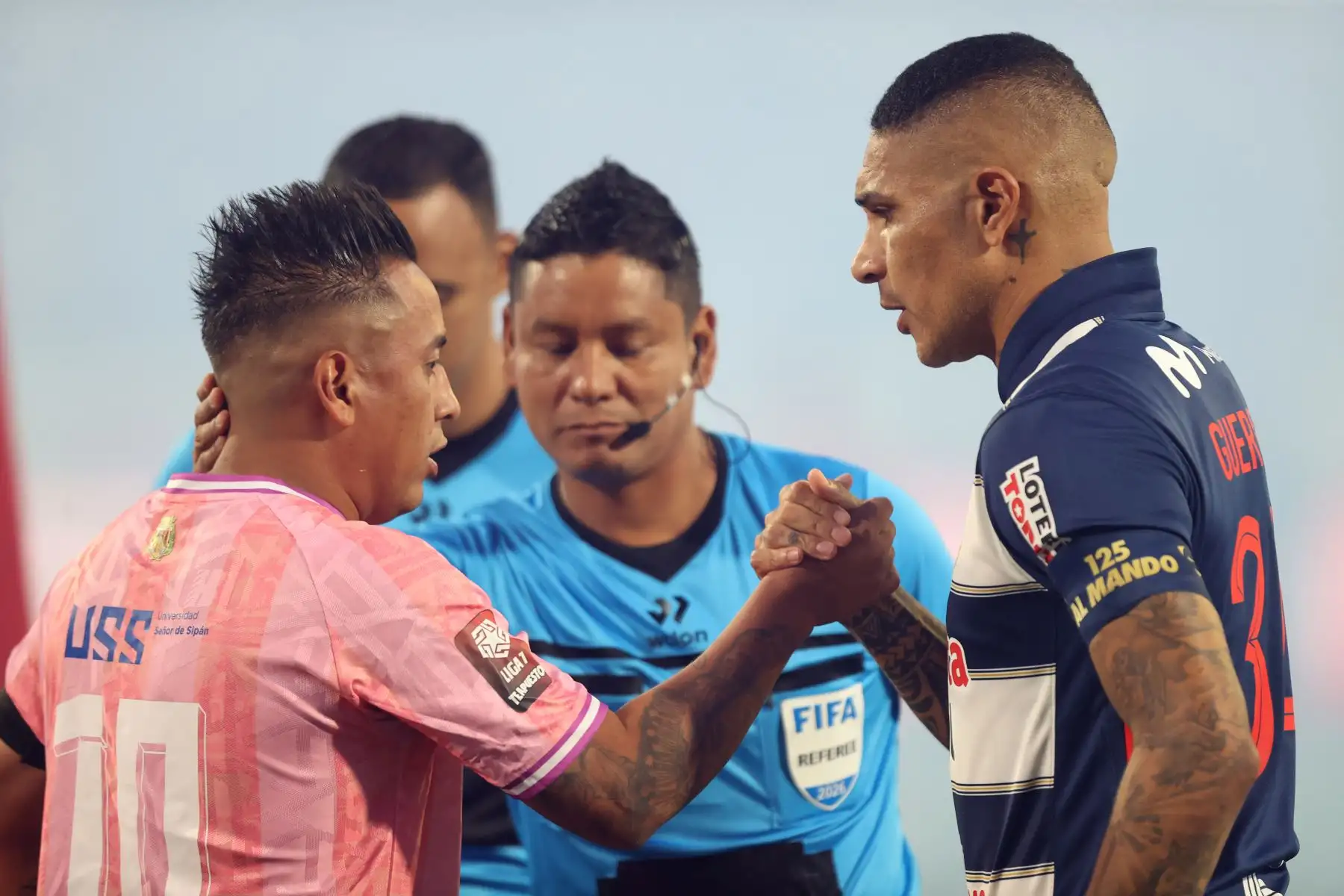 En medio de gran expectativa, hinchas blanquiazules se congregan en el Estadio Alejandro Villanueva a la espera del inicio del partido entre Alianza Lima y Juan Pablo II, correspondiente a la fecha 8 del Torneo Apertura de la Liga 1. Con cánticos y banderas, la afición íntima vive la previa con entusiasmo, confiando en un resultado favorable para su equipo. En la imagen, Paolo Guerrero y Cristian Cueva.
Foto: ANDINA/Jhonel Rodríguez Robles