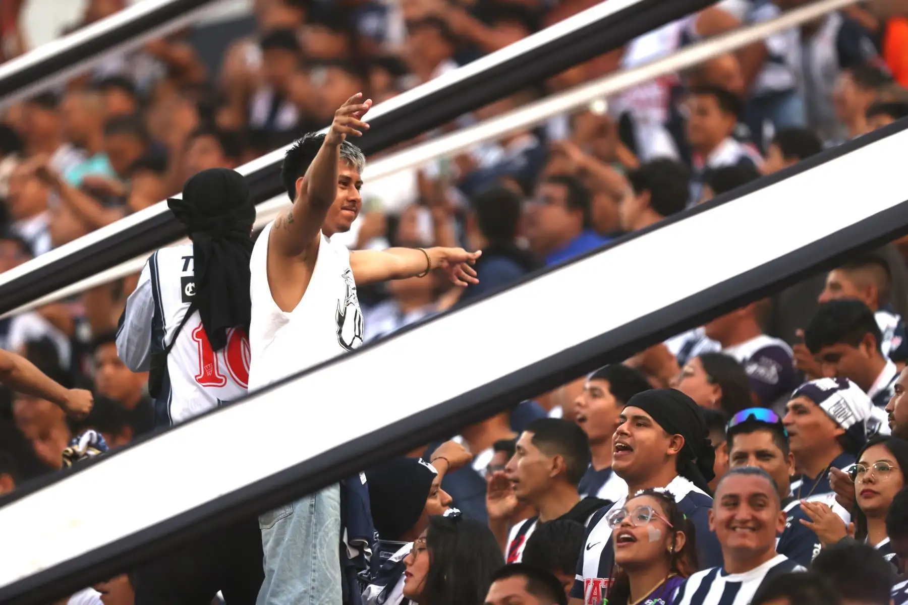 En medio de gran expectativa, hinchas blanquiazules se congregan en el Estadio Alejandro Villanueva a la espera del inicio del partido entre Alianza Lima y Juan Pablo II, correspondiente a la fecha 8 del Torneo Apertura de la Liga 1. Con cánticos y banderas, la afición íntima vive la previa con entusiasmo, confiando en un resultado favorable para su equipo. 
Foto: ANDINA/Jhonel Rodríguez Robles