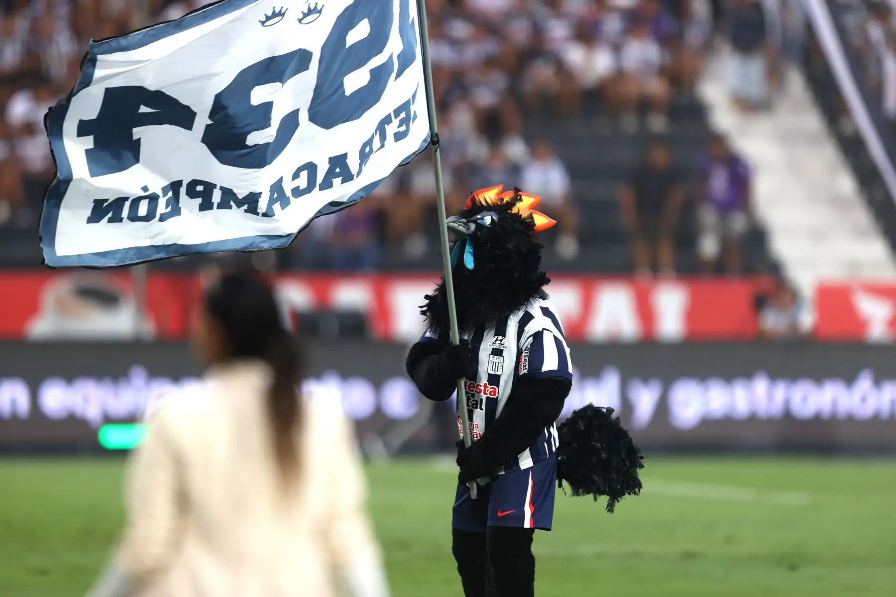 En medio de gran expectativa, hinchas blanquiazules se congregan en el Estadio Alejandro Villanueva a la espera del inicio del partido entre Alianza Lima y Juan Pablo II, correspondiente a la fecha 8 del Torneo Apertura de la Liga 1. Con cánticos y banderas, la afición íntima vive la previa con entusiasmo, confiando en un resultado favorable para su equipo. 
Foto: ANDINA/Jhonel Rodríguez Robles