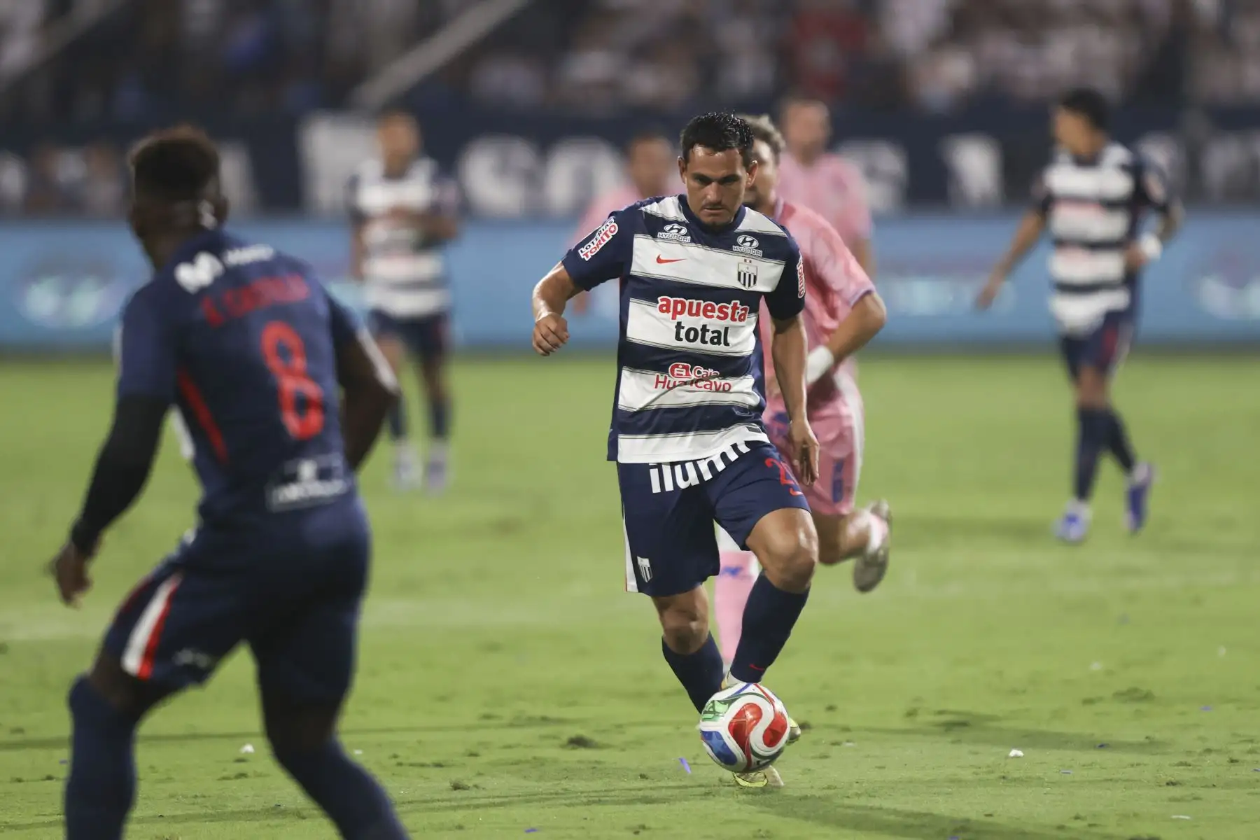Jairo Vélez de Alianza Lima disputa el balón con el futbolista de Juan Pablo II  durante el partido de la fecha 8  del Torneo Apertura 2026 en el Estadio Alejandro Villanueva de La Victoria.
Foto: ANDINA/Jhonel Rodríguez Robles