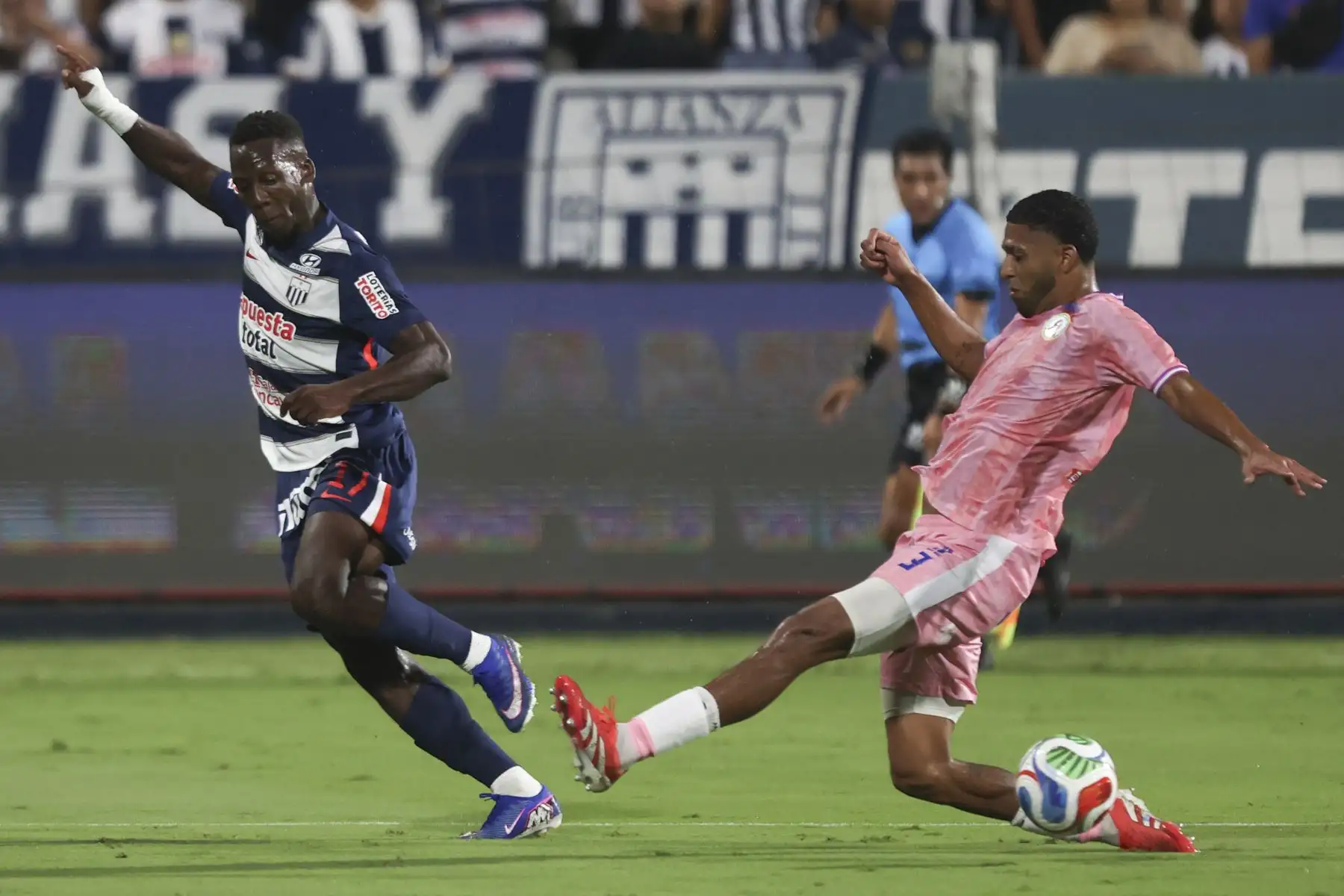 Luis Advíncula de Alianza Lima disputa el balón con el futbolista de Juan Pablo II  durante el partido de la fecha 8  del Torneo Apertura 2026 en el Estadio Alejandro Villanueva de La Victoria.
Foto: ANDINA/Jhonel Rodríguez Robles