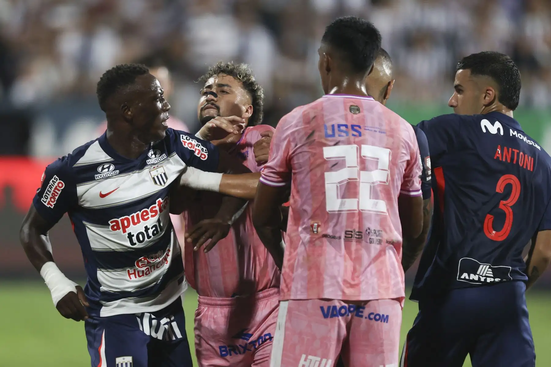Luis Advíncula de Alianza Lima discute con futbolistas de Juan Pablo II  durante el partido de la fecha 8  del Torneo Apertura 2026 en el Estadio Alejandro Villanueva de La Victoria.
Foto: ANDINA/Jhonel Rodríguez Robles