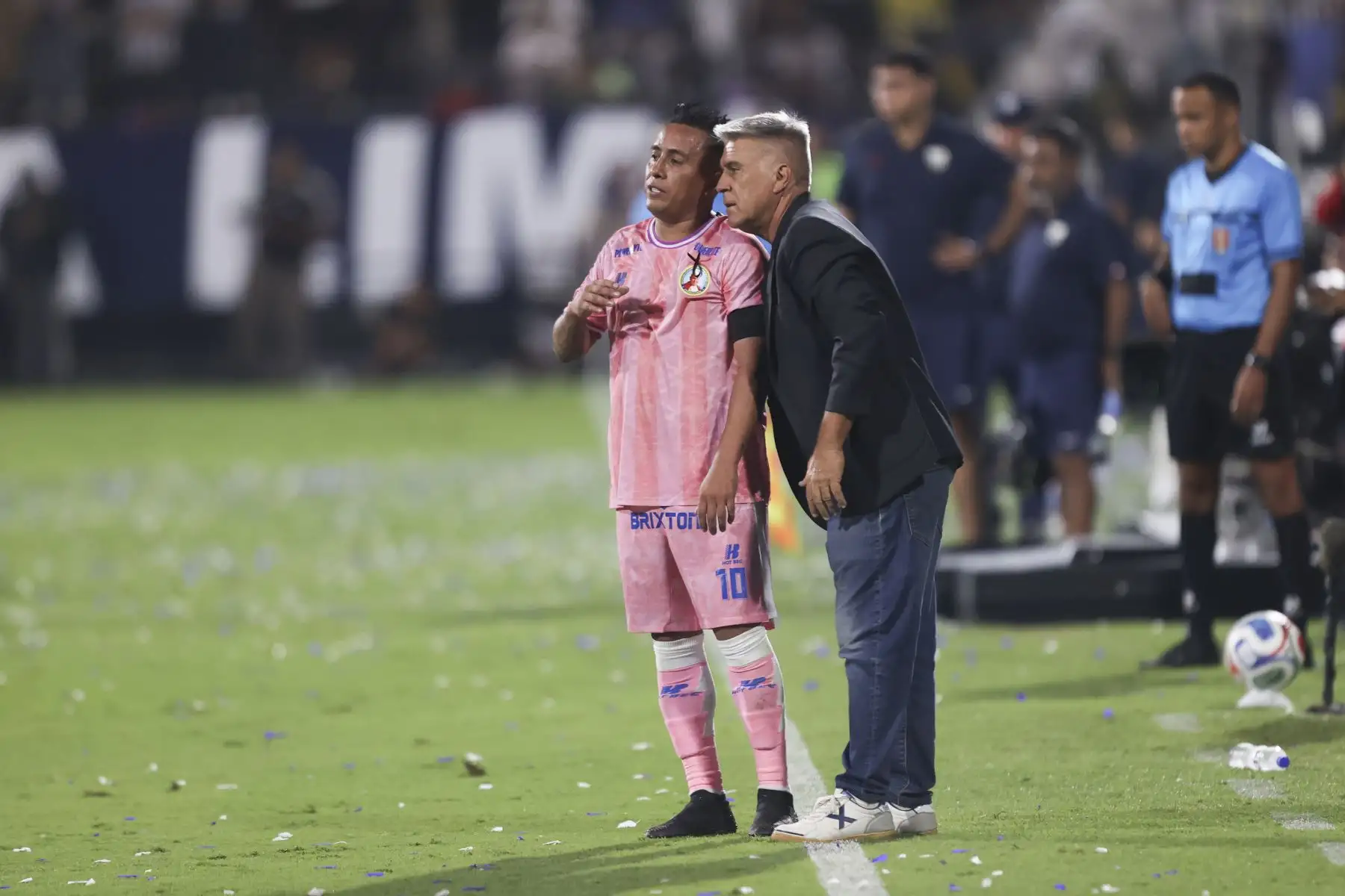El entrenador de Juan Pablo II, Marcelo Zuleta da indicaciones a Cristián Cueva durante el partido de la fecha 8  del Torneo Apertura 2026 en el Estadio Alejandro Villanueva de La Victoria.
Foto: ANDINA/Jhonel Rodríguez Robles
