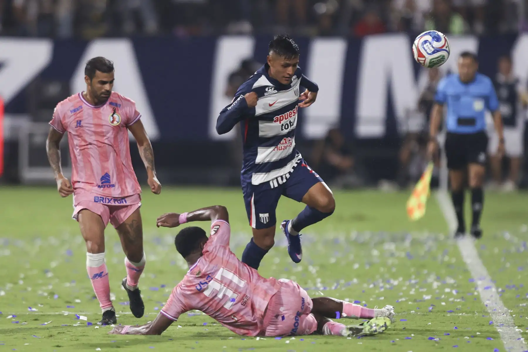 Marco Huamán de Alianza Lima disputa el balón con el futbolista de Juan Pablo II  durante el partido de la fecha 8  del Torneo Apertura 2026 en el Estadio Alejandro Villanueva de La Victoria.
Foto: ANDINA/Jhonel Rodríguez Robles
