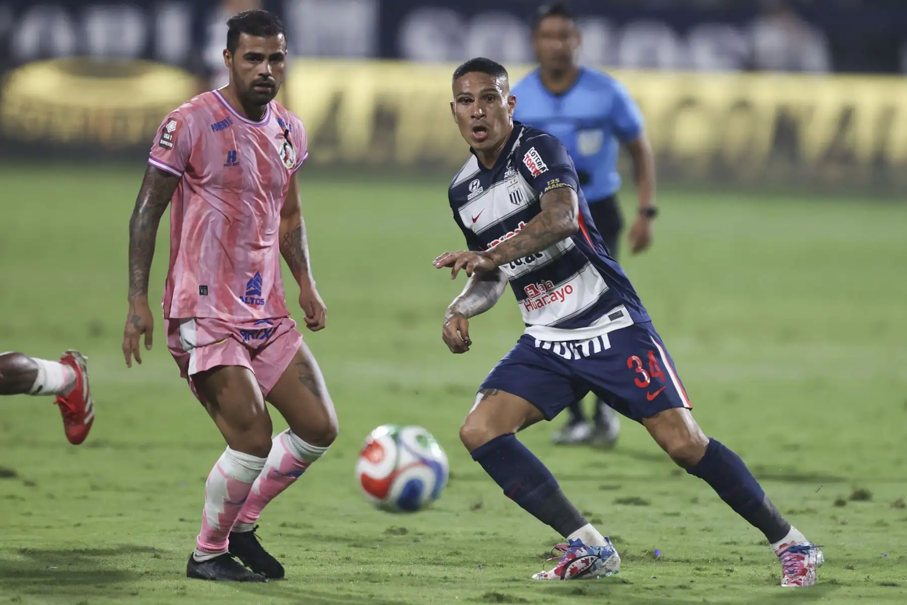 Paolo Guerrero de Alianza Lima disputa el balón con el futbolista de Juan Pablo II  durante el partido de la fecha 8  del Torneo Apertura 2026 en el Estadio Alejandro Villanueva de La Victoria.
Foto: ANDINA/Jhonel Rodríguez Robles