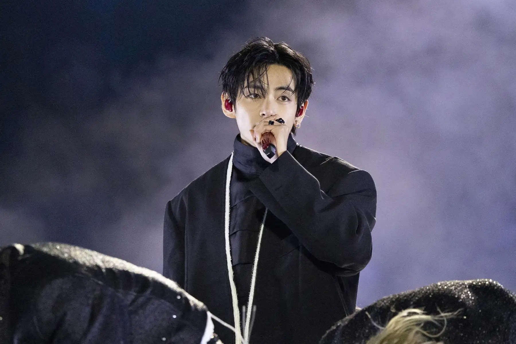 Esta fotografía, proporcionada por BIGHIT MUSIC y NETFLIX, muestra a V, miembro del grupo de K-pop BTS, actuando durante el concierto de regreso de BTS en la plaza Gwanghwamun de Seúl.
Foto: AFP