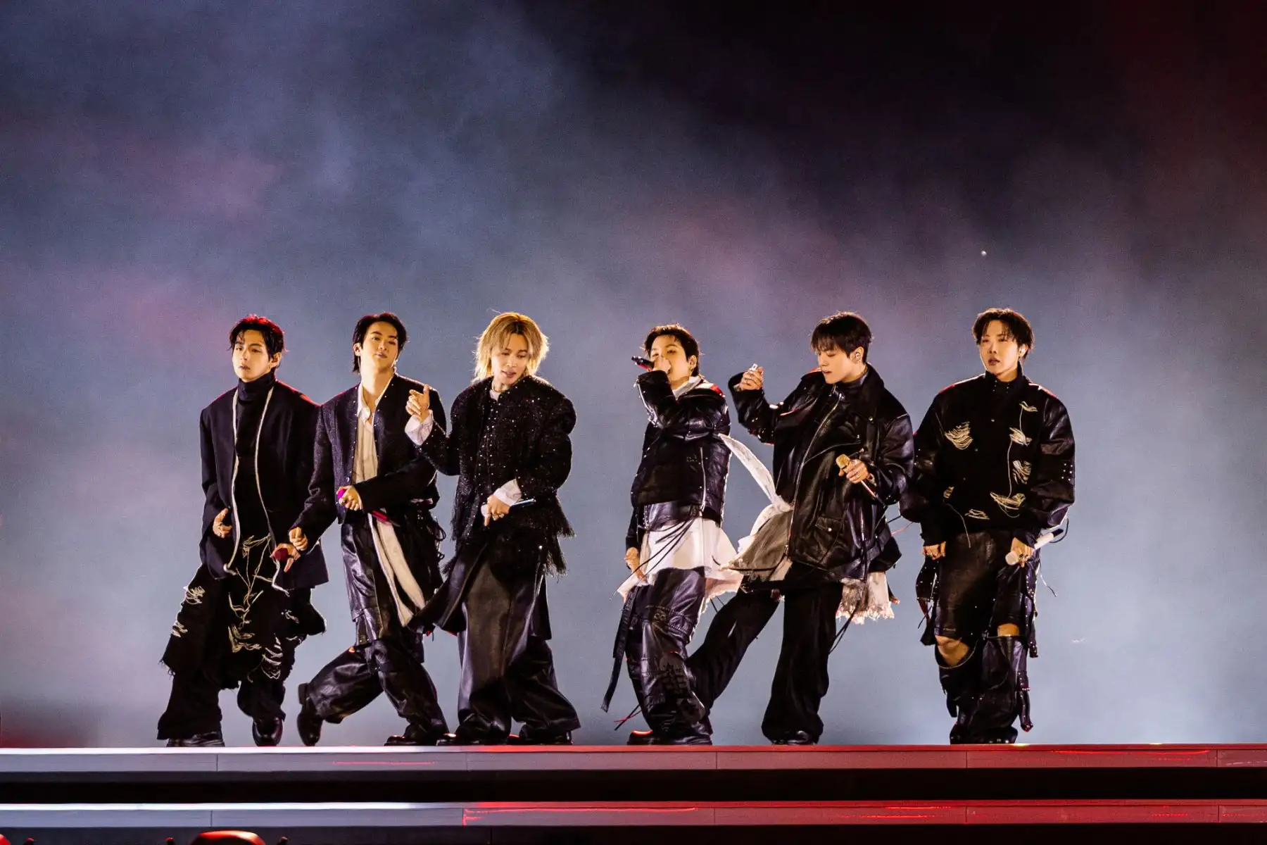 Esta fotografía, proporcionada por BIGHIT MUSIC y NETFLIX, muestra al grupo de K-pop BTS actuando durante su concierto de regreso en la Plaza Gwanghwamun de Seúl.
Foto: AFP
