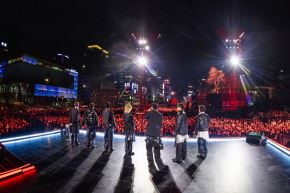 Esta fotografía proporcionada por Bighit Music y Netflix muestra a BTS actuando durante su concierto de regreso en la plaza Gwanghwamun de Seúl. Foto: AFP/Archivo
