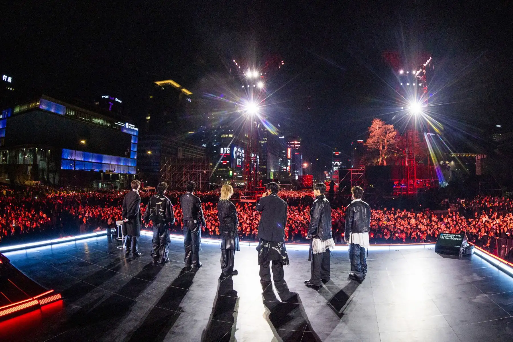 Esta fotografía proporcionada por BIGHIT MUSIC y NETFLIX, muestra al grupo masculino de K-pop BTS actuando durante su concierto de regreso en la plaza Gwanghwamun de Seúl.
Foto: AFP