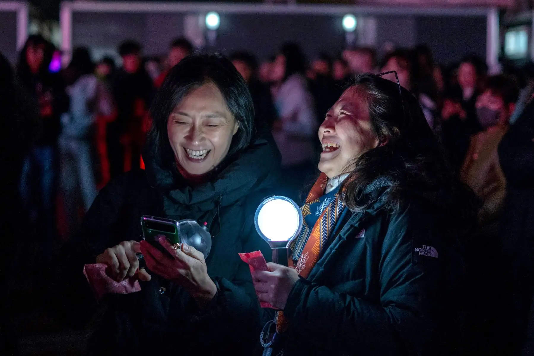 Los fans reaccionan mientras ven el concierto de regreso del grupo masculino de K-pop BTS en sus teléfonos móviles en el recinto de Seúl. Las megaestrellas surcoreanas BTS se reunieron para su primer concierto en casi cuatro años, cautivando a multitudes en Seúl con un espectáculo de K-pop transmitido en vivo a millones de personas en todo el mundo.
Foto: AFP