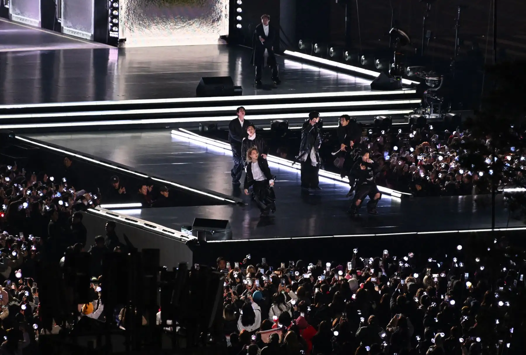 El grupo de pop BTS se presenta durante su concierto en la plaza Gwanghwamun de Seúl . Las superestrellas surcoreanas BTS se reúnen para su primer concierto en casi cuatro años, con una asistencia prevista de 260.000 fans que llenarán el centro de Seúl para disfrutar de un espectáculo de K-pop transmitido en directo a millones de personas en todo el mundo.
Foto: AFP