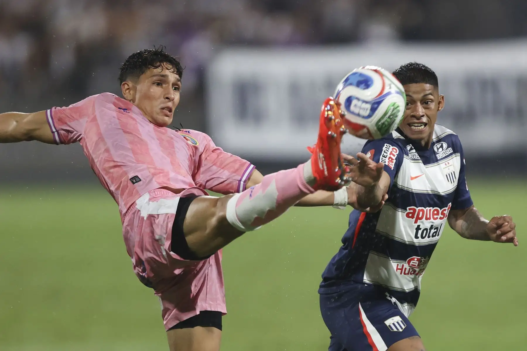 Kevin Quevedo de Alianza Lima disputa el balón con el futbolista de Juan Pablo II  durante el partido de la fecha 8  del Torneo Apertura 2026 en el Estadio Alejandro Villanueva de La Victoria.
Foto: ANDINA/Jhonel Rodríguez Robles