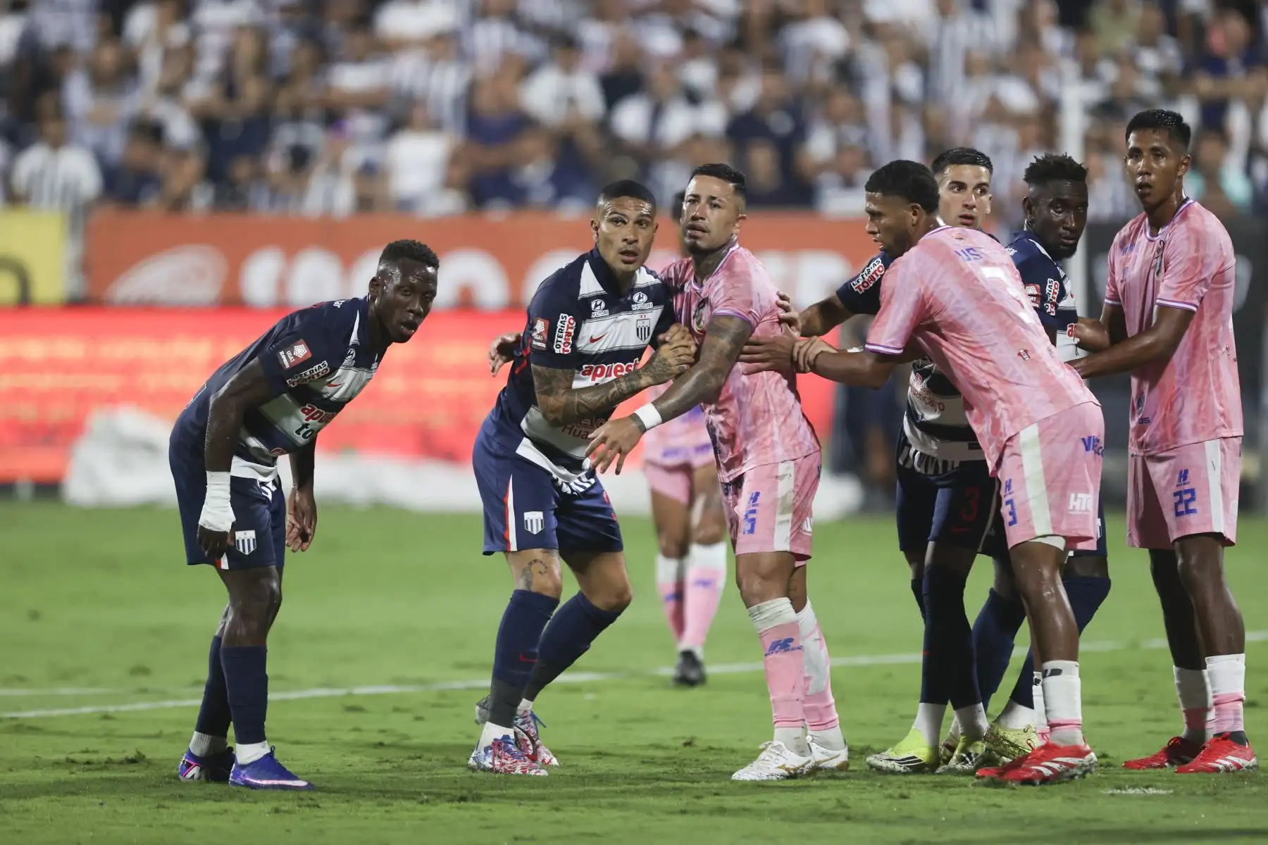 Paolo Guerrero  y Luis Advíncula de Alianza Lima disputan el balón ante jugadores  de Juan Pablo II  durante el partido de la fecha 8  del Torneo Apertura 2026 en el Estadio Alejandro Villanueva de La Victoria.
Foto: ANDINA/Jhonel Rodríguez Robles