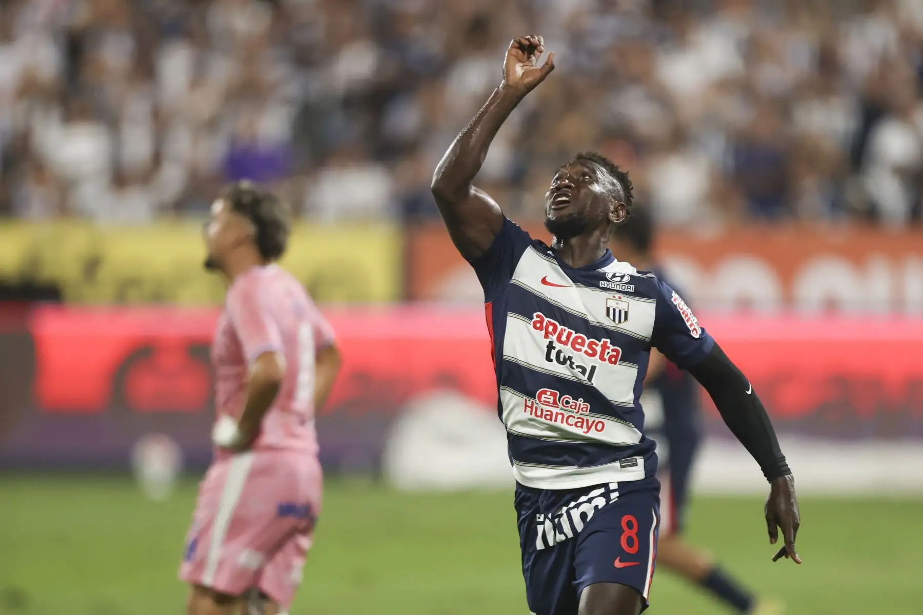 El jugador Erick Castillo de Alianza Lima celebra su gol anotado ante Juan Pablo II  durante el partido de la fecha 8  del Torneo Apertura 2026 en el Estadio Alejandro Villanueva de La Victoria.
Foto: ANDINA/Jhonel Rodríguez Robles