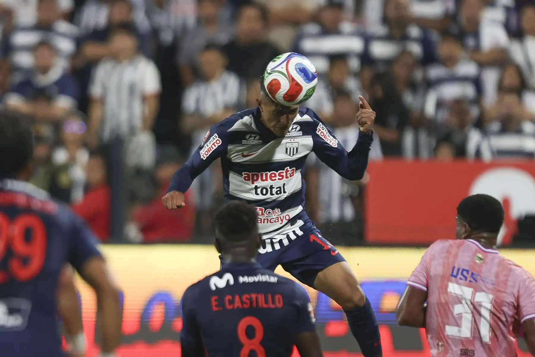 Marco Huamán de Alianza Lima disputa el balón con el futbolista de Juan Pablo II  durante el partido de la fecha 8  del Torneo Apertura 2026 en el Estadio Alejandro Villanueva de La Victoria.
Foto: ANDINA/Jhonel Rodríguez Robles