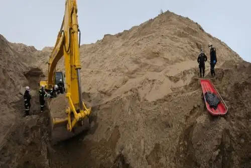 Con un abrazo conmovedor con los deudos, el general Manuel Farías entregó el cuerpo a los familiares ante la presencia de representantes de la fiscalía, que constataron el hallazgo.