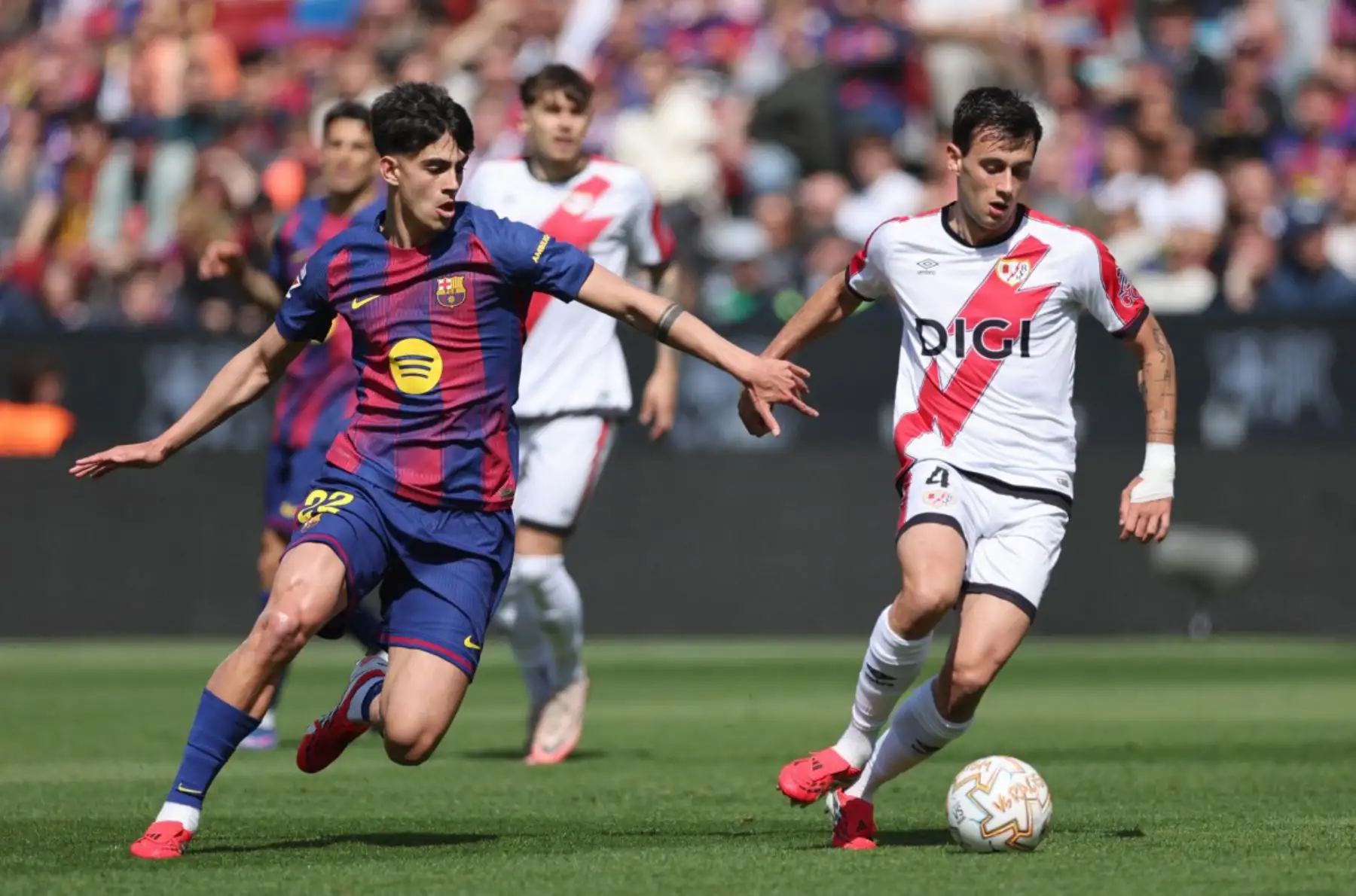 El centrocampista español del Barcelona, ​​Marc Bernal, disputa el balón con el centrocampista español del Rayo Vallecano, Pedro Díaz, durante el partido de la liga española entre el FC Barcelona y el Rayo Vallecano de Madrid en el Camp Nou de Barcelona. Foto: ANDINA/AFP