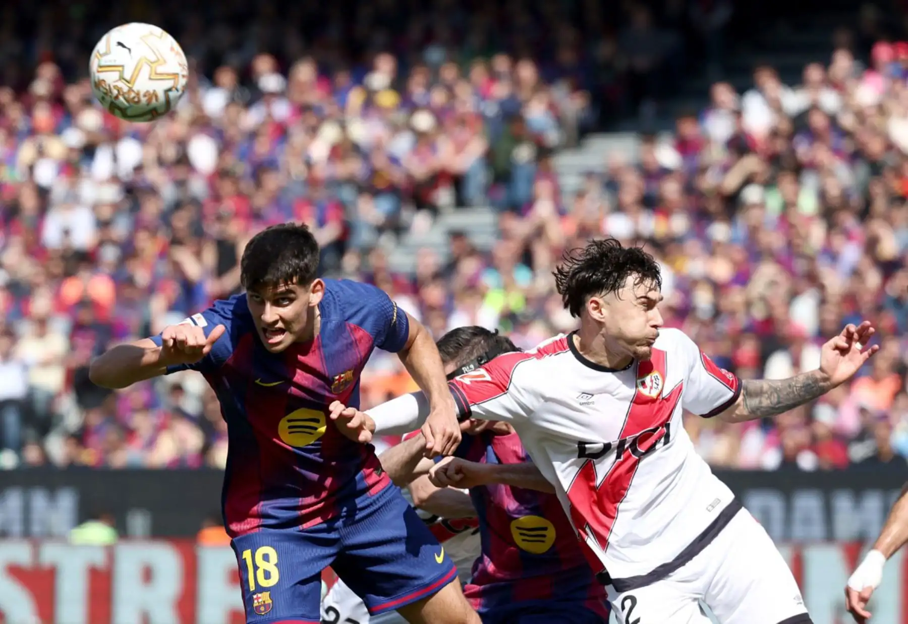 El defensa español del Barcelona, ​​Gerard Martín, disputa el balón con el defensa rumano del Rayo Vallecano, Andrei Ratiu, durante el partido de la liga española entre el FC Barcelona y el Rayo Vallecano de Madrid en el Camp Nou de Barcelona. Foto: ANDINA/AFP