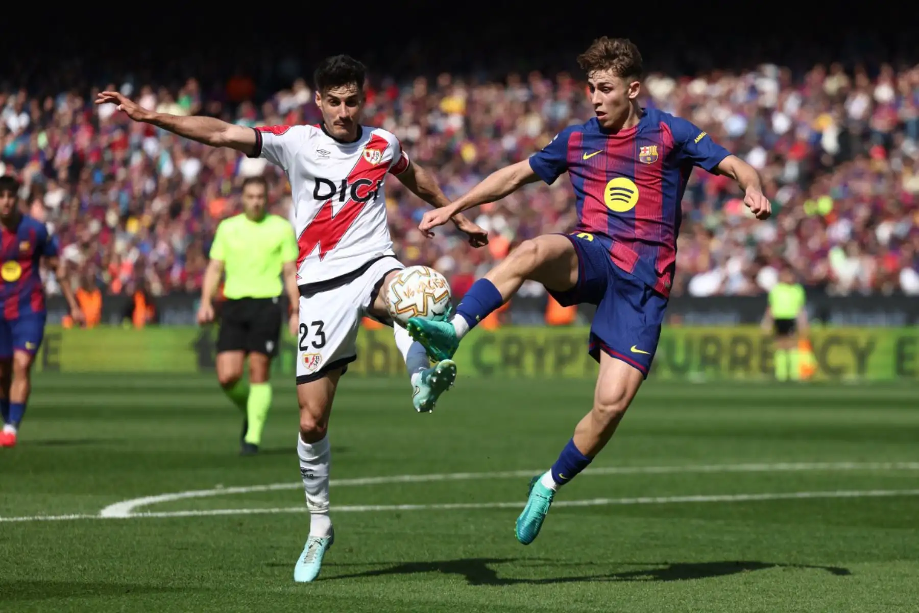El centrocampista español del Rayo Vallecano, Óscar Valentín, disputa el balón con el centrocampista español del Barcelona, Fermín López, durante el partido de la liga española entre el FC Barcelona y el Rayo Vallecano de Madrid en el Camp Nou de Barcelona. Foto: ANDINA/AFP