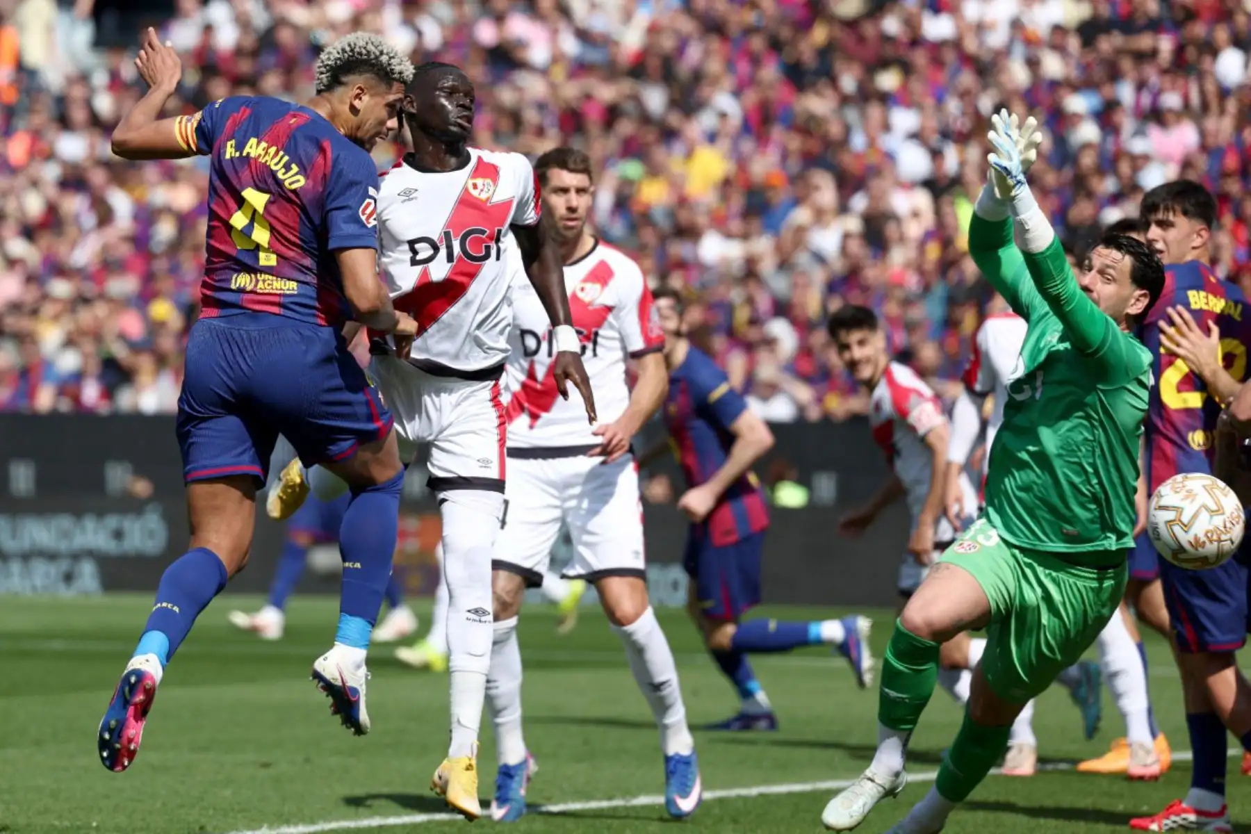 El defensa uruguayo del Barcelona, ​​Ronald Federico Araujo da Silva, anota el primer gol de su equipo a pesar de la actuación del portero argentino del Rayo Vallecano, Augusto Batalla, durante el partido de la liga española entre el FC Barcelona y el Rayo Vallecano de Madrid en el Camp Nou de Barcelona. Foto: ANDINA/AFP