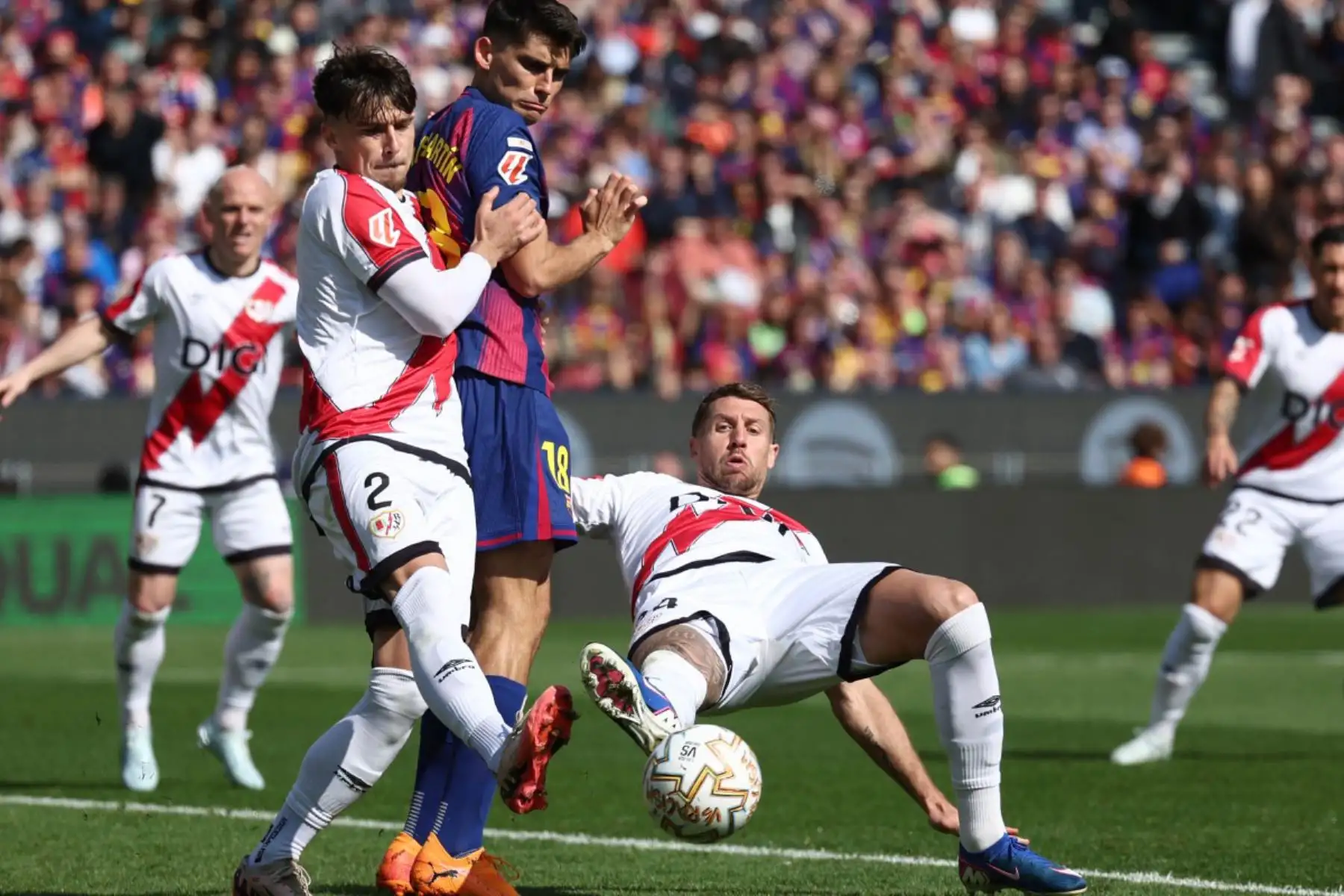El defensa español del Barcelona, ​​Gerard Martin, disputa el balón con el defensa rumano del Rayo Vallecano, Andrei Ratiu, y el defensa francés del Rayo Vallecano, Florian Lejeune, durante el partido de la liga española entre el FC Barcelona y el Rayo Vallecano de Madrid en el Camp Nou de Barcelona. Foto: ANDINA/AFP