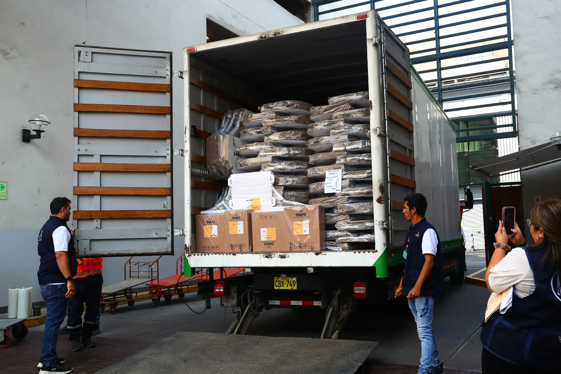 Entrega del material electoral de la ONPE al Ministerio de Relaciones Exteriores que se trasladará a las misiones consulares en el exterior para las Elecciones Generales 2026. Foto: ANDINA/Verónica Calderón