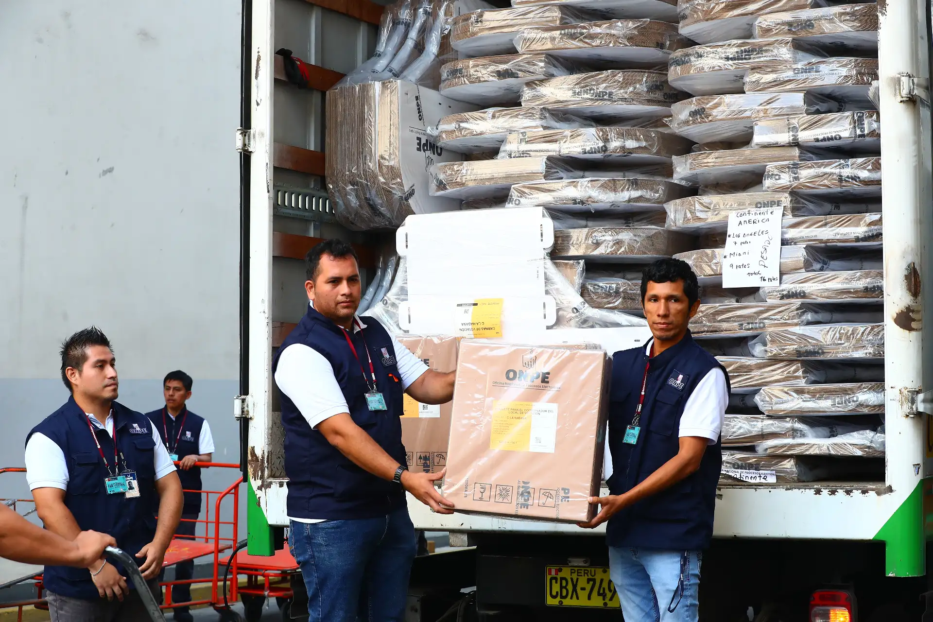 Entrega del material electoral de la ONPE al Ministerio de Relaciones Exteriores que se trasladará a las misiones consulares en el exterior para las Elecciones Generales 2026. Foto: ANDINA/Verónica Calderón