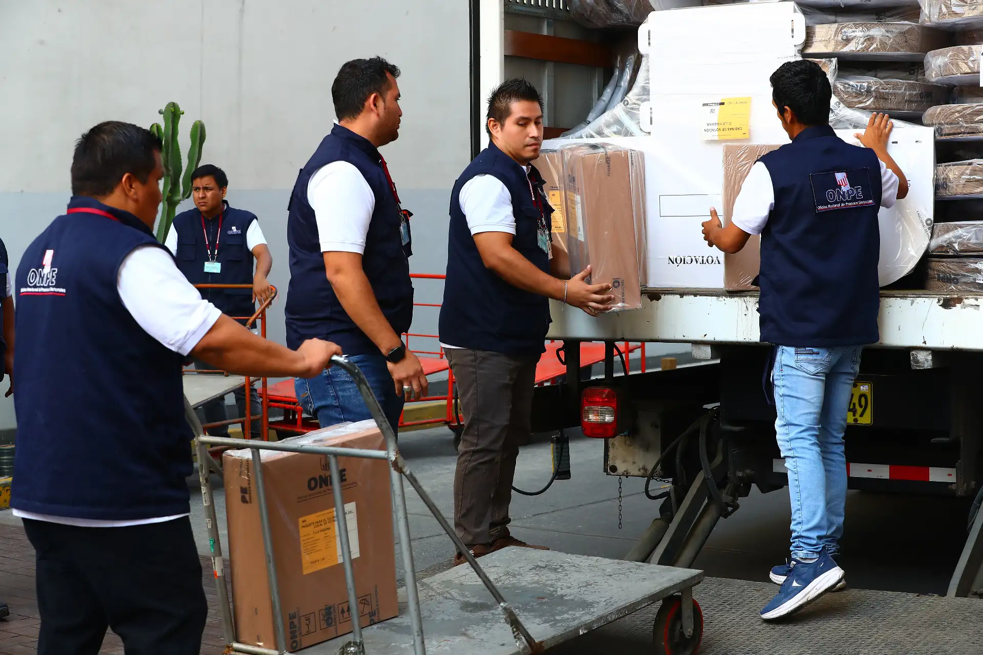 La Cancillería inició la recepción de 33 toneladas de material electoral enviado por la ONPE para las Elecciones Generales 2026, encargándose de su revisión y distribución hacia los consulados peruanos en todo el mundo, a fin de garantizar el voto de los peruanos en el exterior. Fotos: ANDINA/Verónica  Calderón
