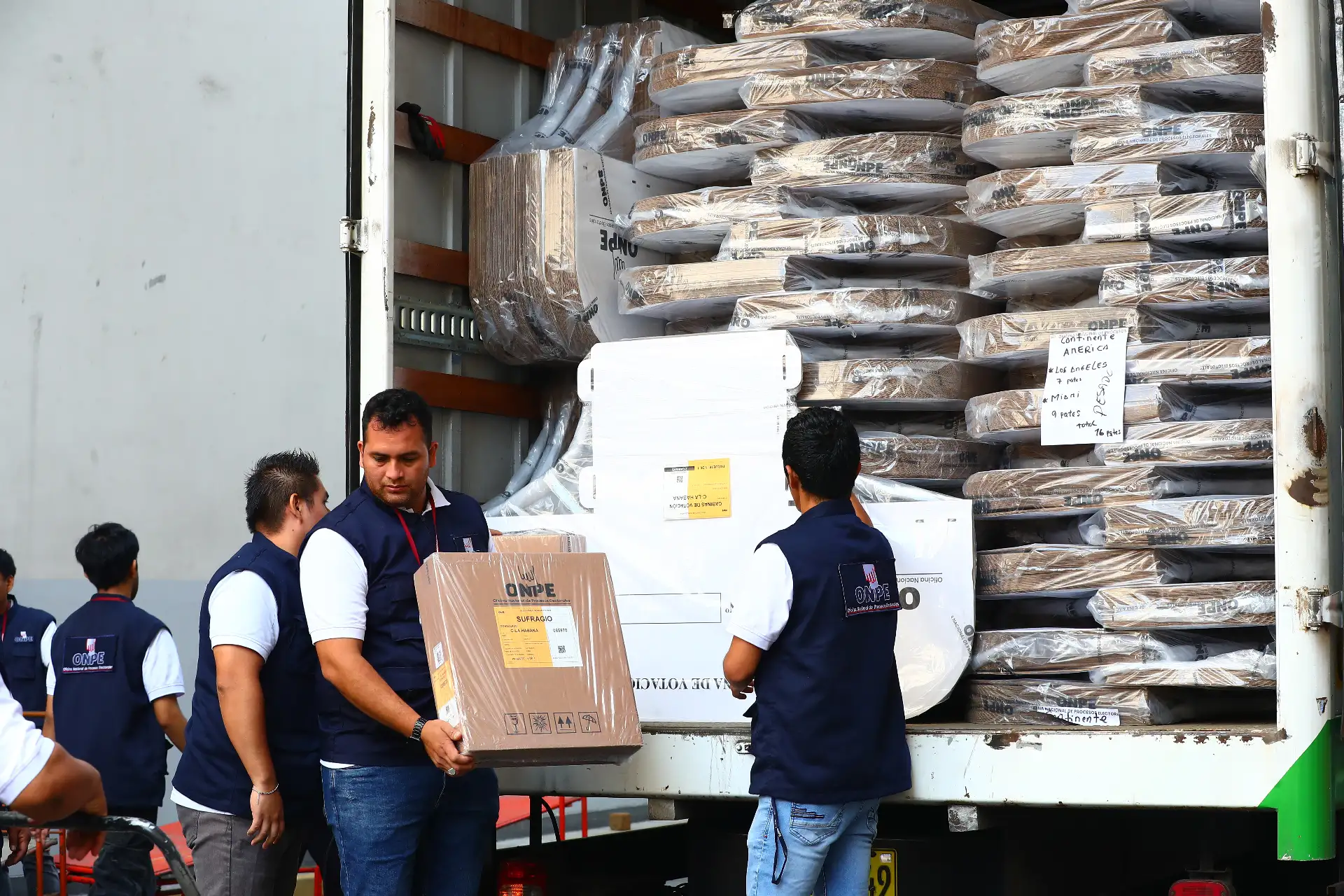 Entrega del material electoral de la ONPE al Ministerio de Relaciones Exteriores que se trasladará a las misiones consulares en el exterior para las Elecciones Generales 2026. Foto: ANDINA/Verónica Calderón