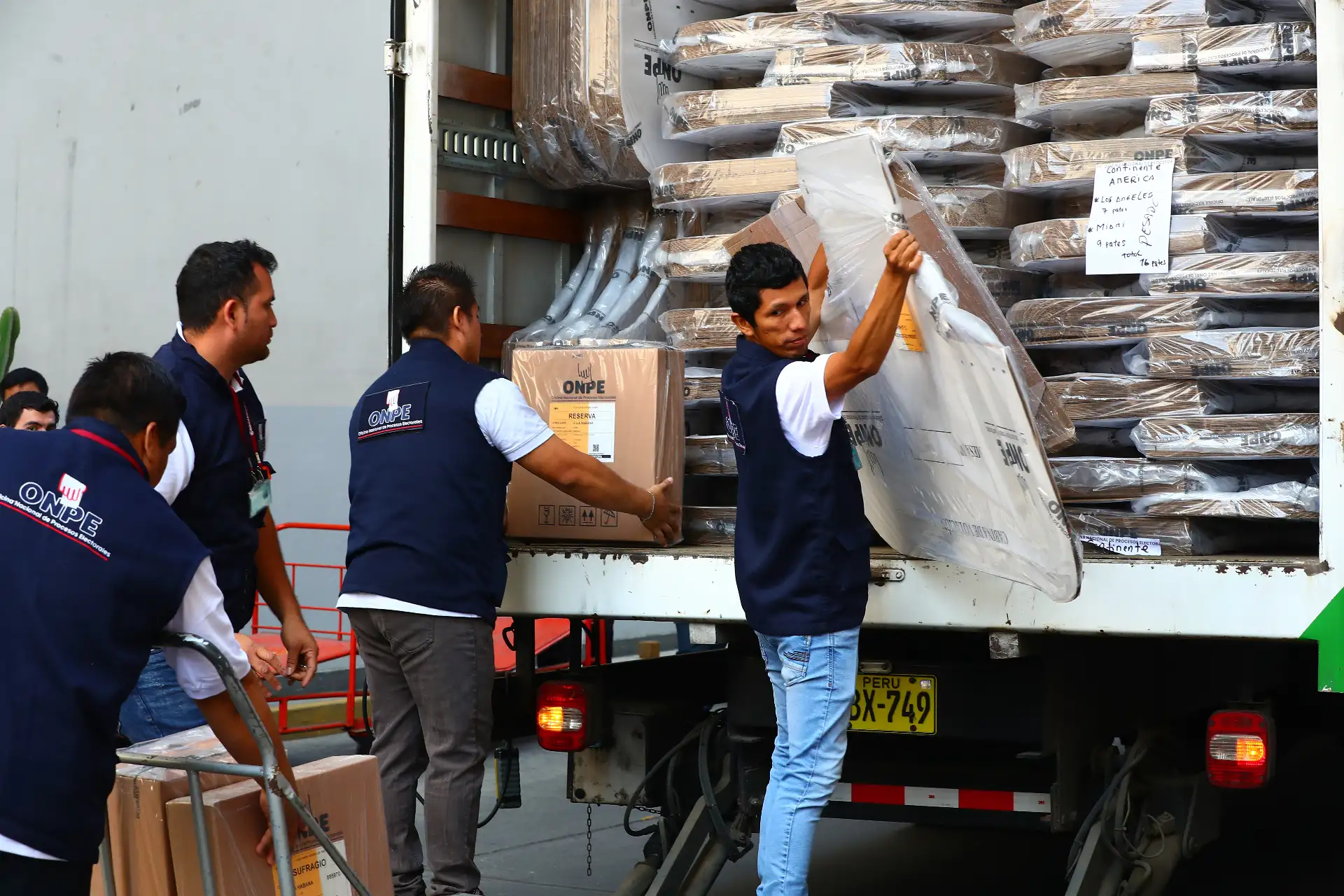 La Cancillería inició la recepción de 33 toneladas de material electoral enviado por la ONPE para las Elecciones Generales 2026, encargándose de su revisión y distribución hacia los consulados peruanos en todo el mundo, a fin de garantizar el voto de los peruanos en el exterior. Fotos: ANDINA/Verónica  Calderón