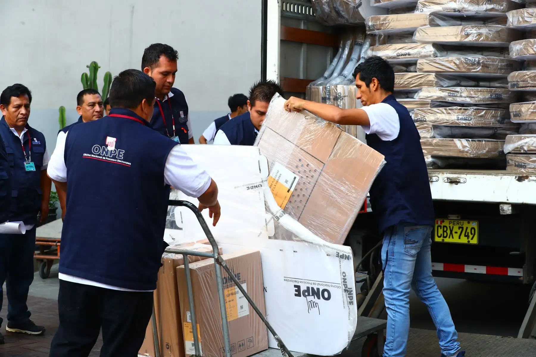 La Cancillería inició la recepción de 33 toneladas de material electoral enviado por la ONPE para las Elecciones Generales 2026, encargándose de su revisión y distribución hacia los consulados peruanos en todo el mundo, a fin de garantizar el voto de los peruanos en el exterior. Fotos: ANDINA/Verónica  Calderón