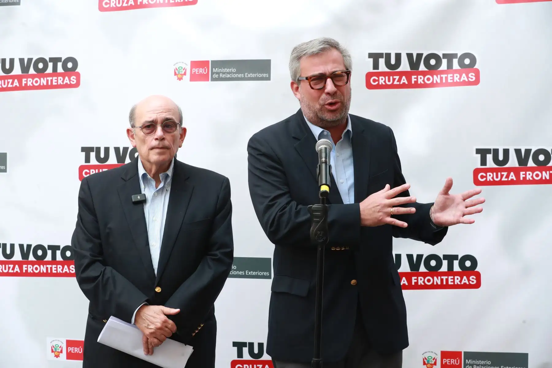 La ONPE realizó la entrega del material electoral al Ministerio de Relaciones Exteriores del Perú, que será trasladado a las misiones consulares en el exterior para las Elecciones Generales 2026. En el acto participaron el canciller Hugo de Zela y el jefe de la ONPE, Piero Corvetto.
Foto: ANDINA/ Verónica Calderón